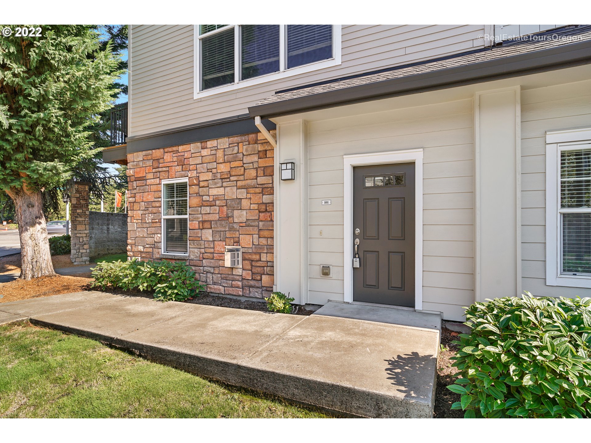Photo #5: 22479711 Listing 