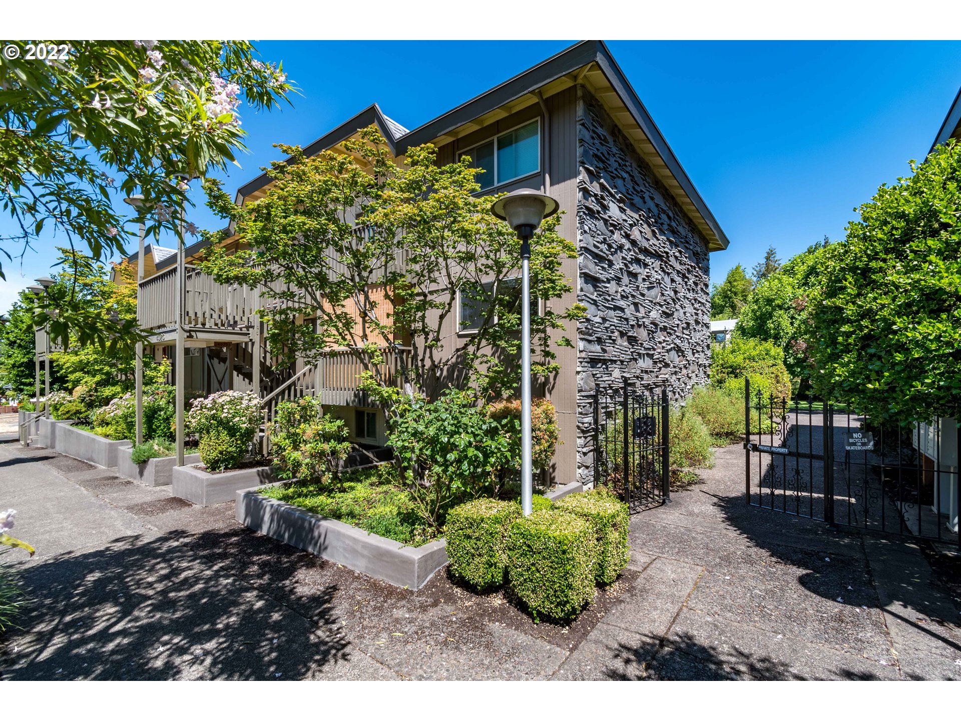 Quiet, Clean & Move-In Ready End-Unit Condo in Prime SE Location! Features 2 spacious bedrooms w/ engineered hardwood plus remodeled bathroom w/ sweet soaking tub and in-unit laundry. Updated kitchen w/ newer appliances opens to living & dining room. Slider leads to sweet covered deck overlooking beautifully landscaped courtyard & central swimming pool. Vinyl windows, small storage unit, designated parking spot & low HOA dues. Conveniently located near shopping center, busline, parks & trails.