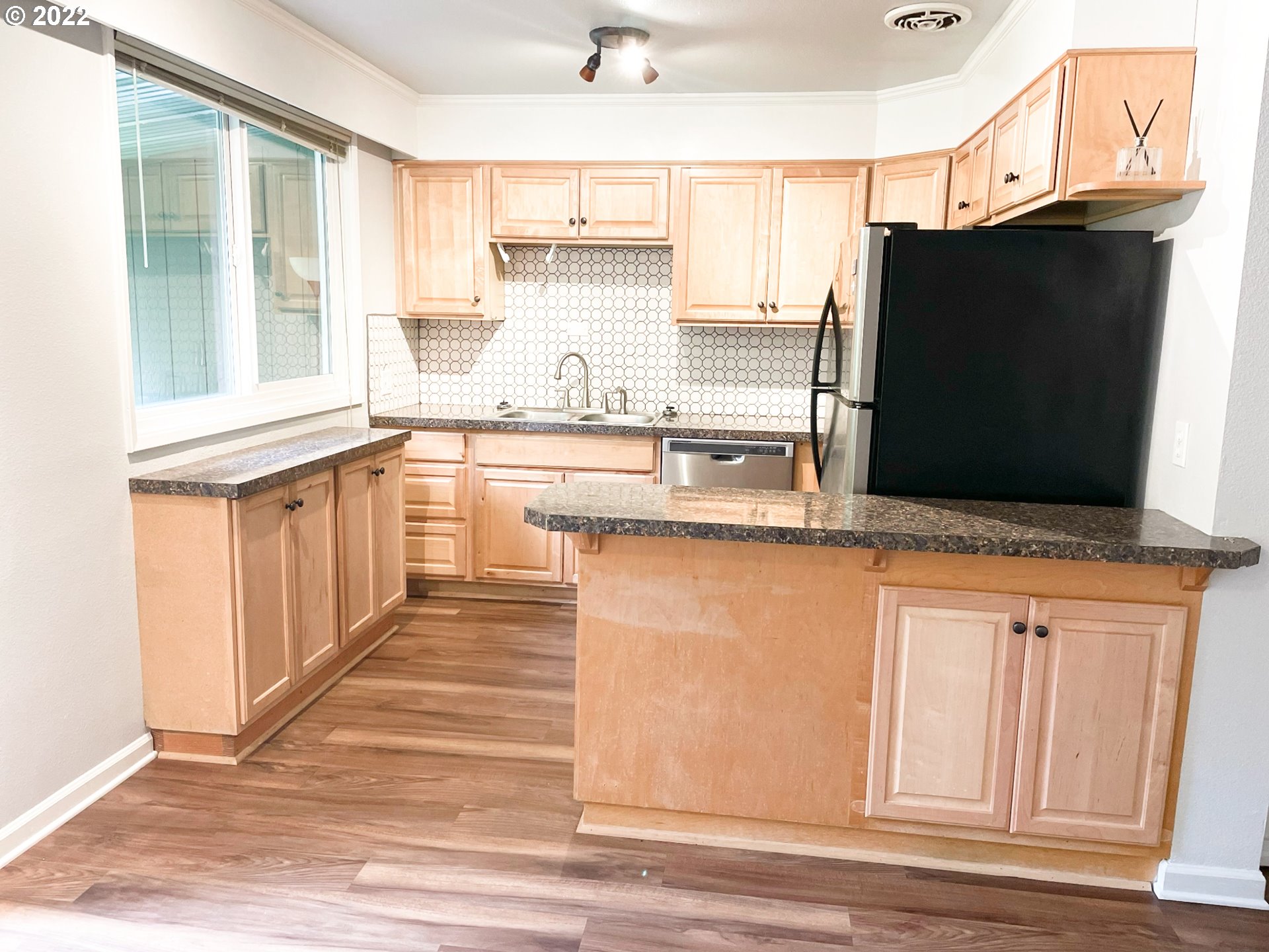 Location is convenient to shopping ,school, park etc. Cozy remodeled condo. Hardwood floor. Refrigerator, washer and dryer included. Must see.