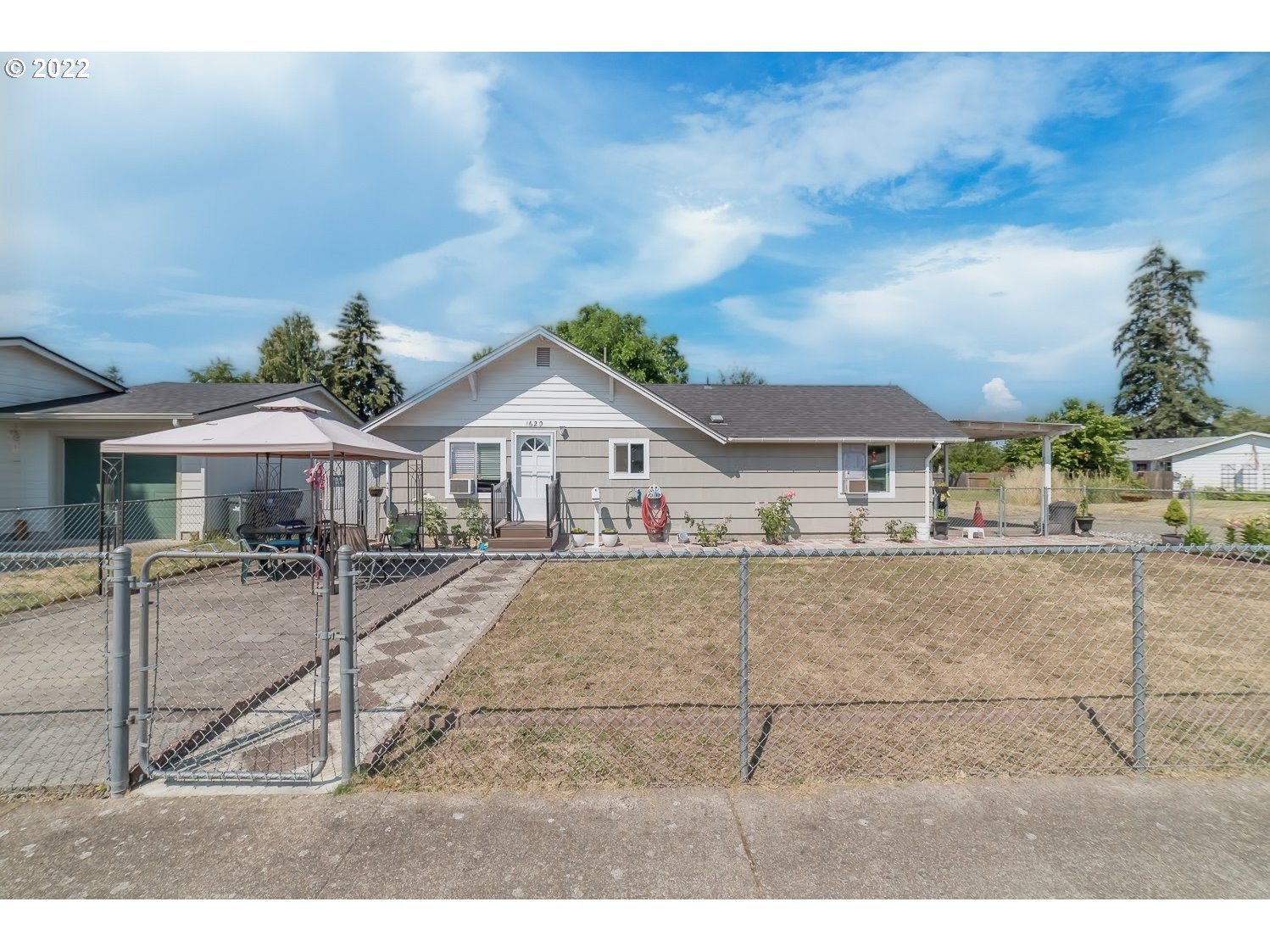 1620 9TH ST Springfield, Oregon This adorable home has been updated with tile and quartz throughout! All new vinyl windows. Light and bright, large living room. Former family room has been converted to 5th bedroom! Fully fenced, low maintenance yards with minimal lawn care. The roof is only 2 years old. Close to bus lines and shopping areas. Walk to schools. Come and see this gem today!