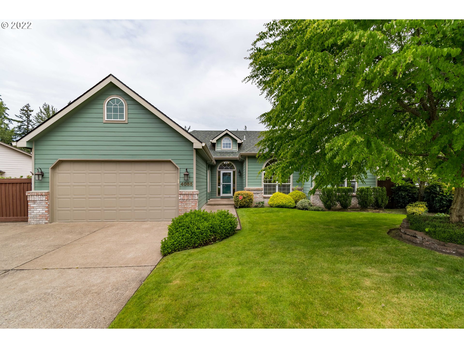 Welcome to easy living and an ideal, flexible floor plan in this 1-level Santa Clara Contemporary! Enjoy vaulted ceilings, wood floors and a great room featuring spacious kitchen w/ eating nook, living room w/ gas fireplace & formal dining room that would also work well as an office. Generously sized primary bedroom w/ jetted tub, dual vanity & walk-thru closet. Beautifully landscaped yard w/ sprinklers and tool shed. 2-car garage w/ utility sink + large gated RV parking.