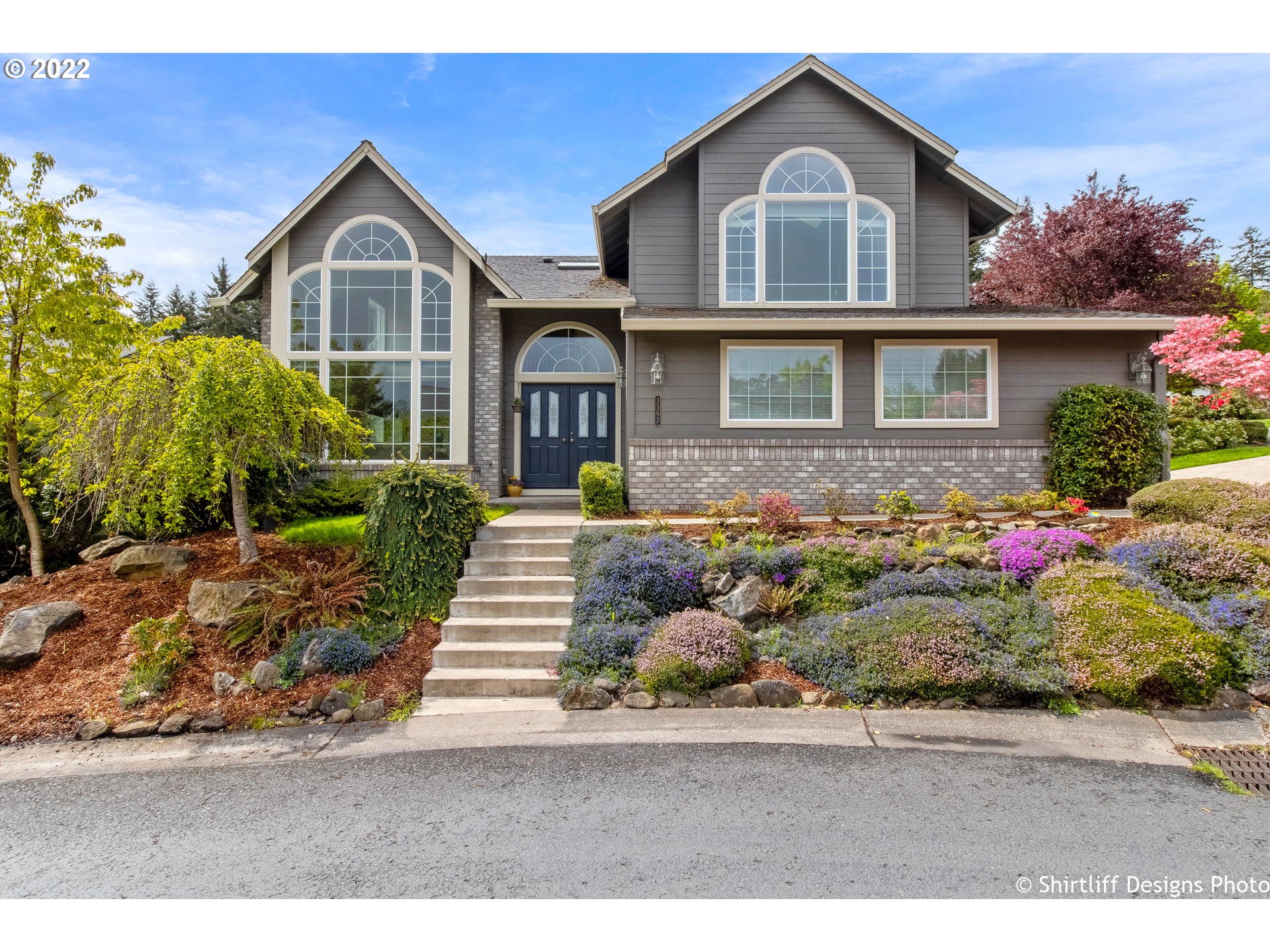 This is the Southwest Hills home you have been waiting for! This one-owner home has high ceilings, large windows, views, hardwood floors, a bonus room, an oversized garage, and a fantastic layout, all set in a gorgeous neighborhood surrounded by nature. This house has everything you need and want for dreamy SW Hills living. Make an appointment to view today!