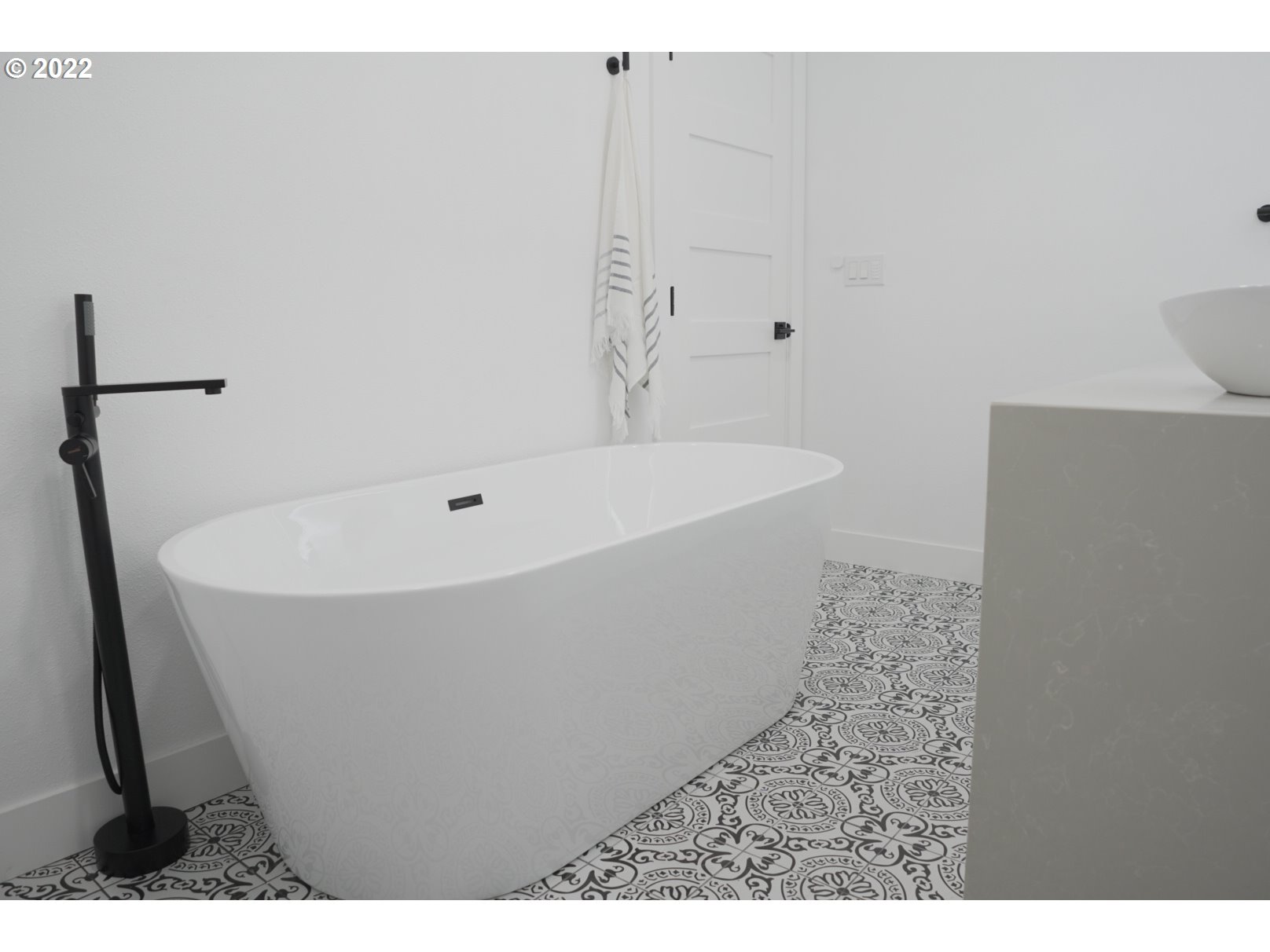 Photo #2: 22692464 Listing 