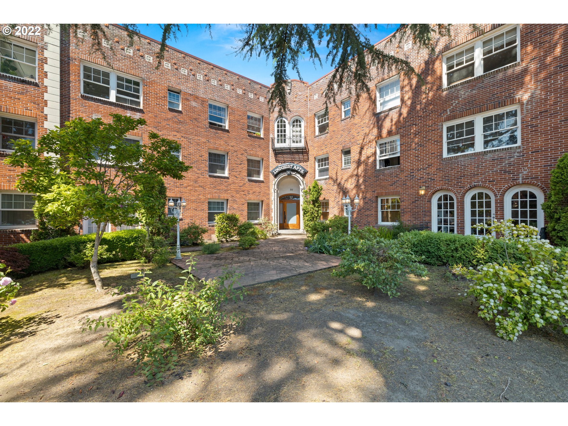 More Details about MLS # 22698732 : 711 NE RANDALL AVE 303