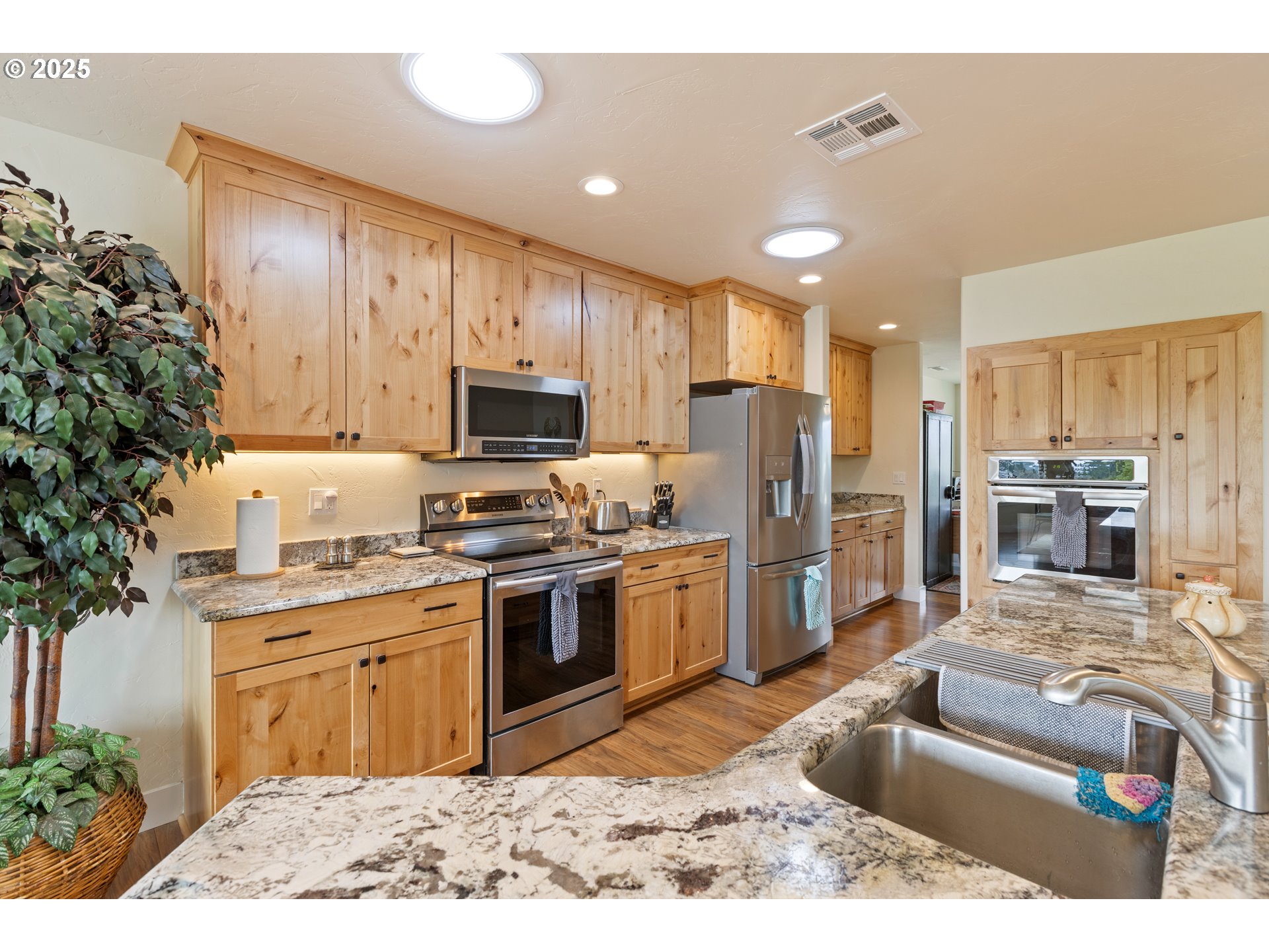 910 SWALLOW AVE, Sutherlin, OR, 97479