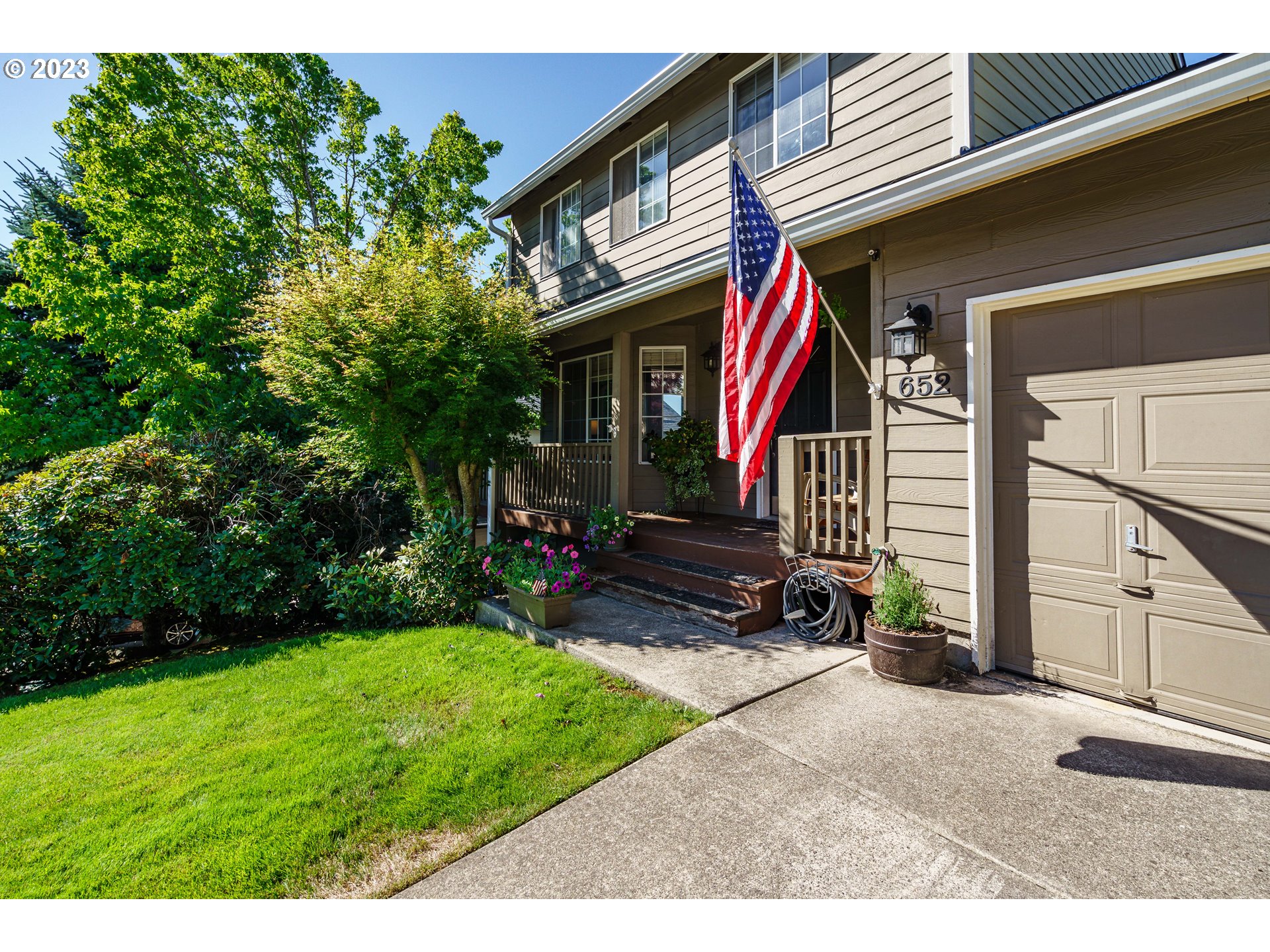 652 E Pioneer Loop, La Center, WA 98629