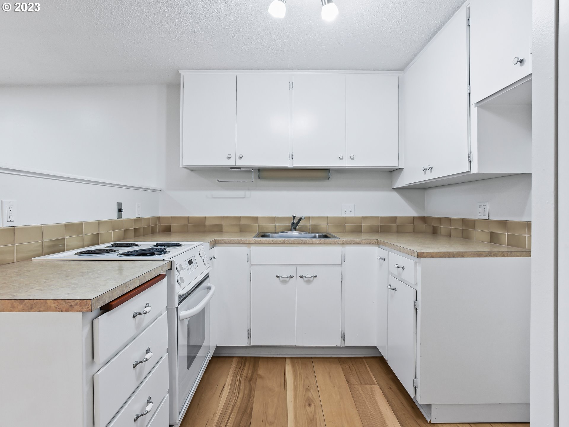 Photo #6: 23025766 Listing 