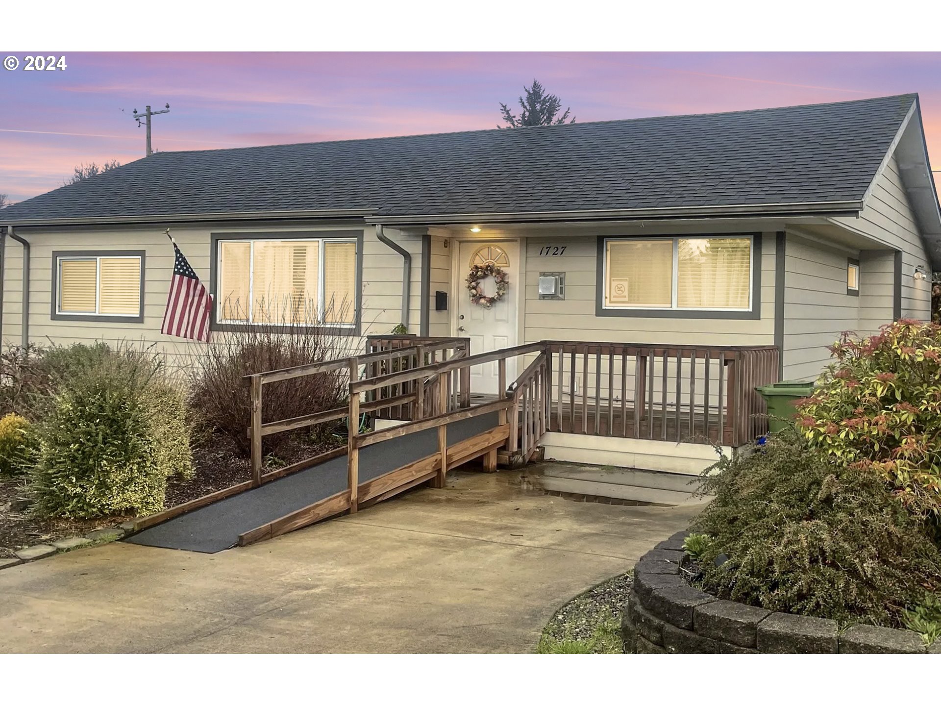 1727 HAYES ST, North Bend, OR 