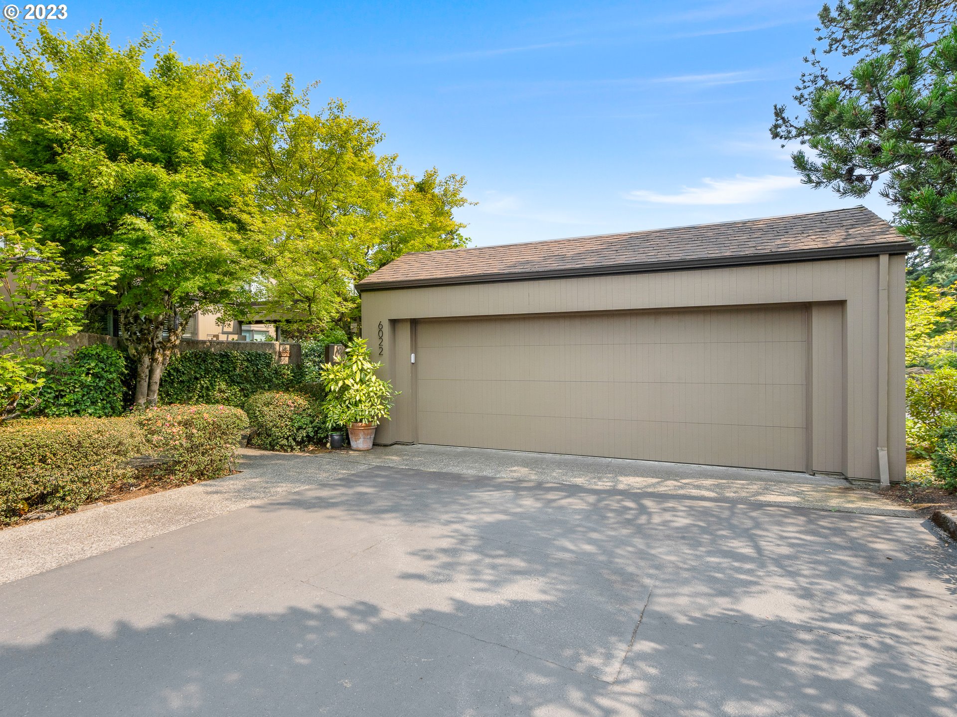 Photo #2: 23079417 Listing 