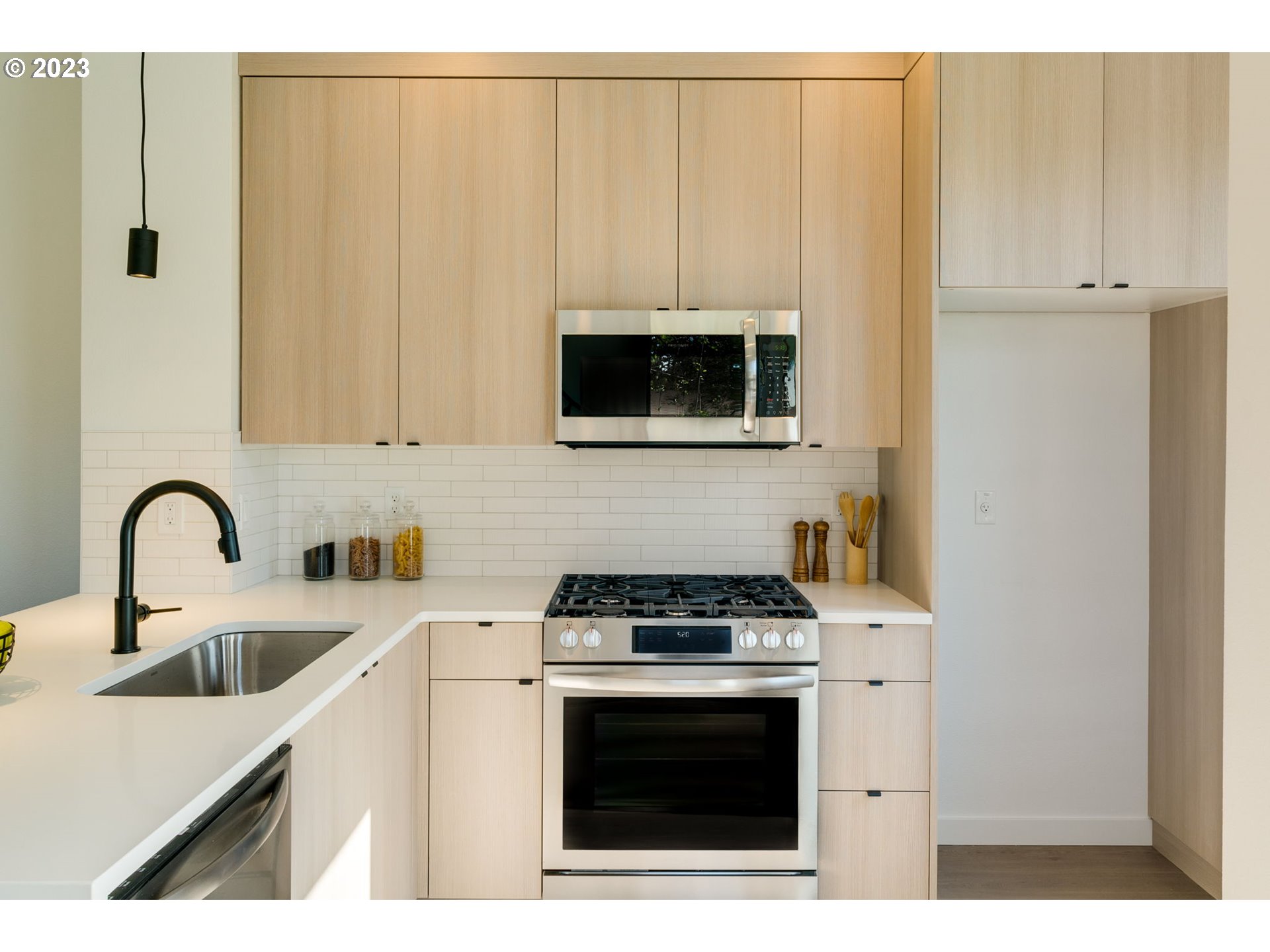 Photo #5: 23083704 Listing 