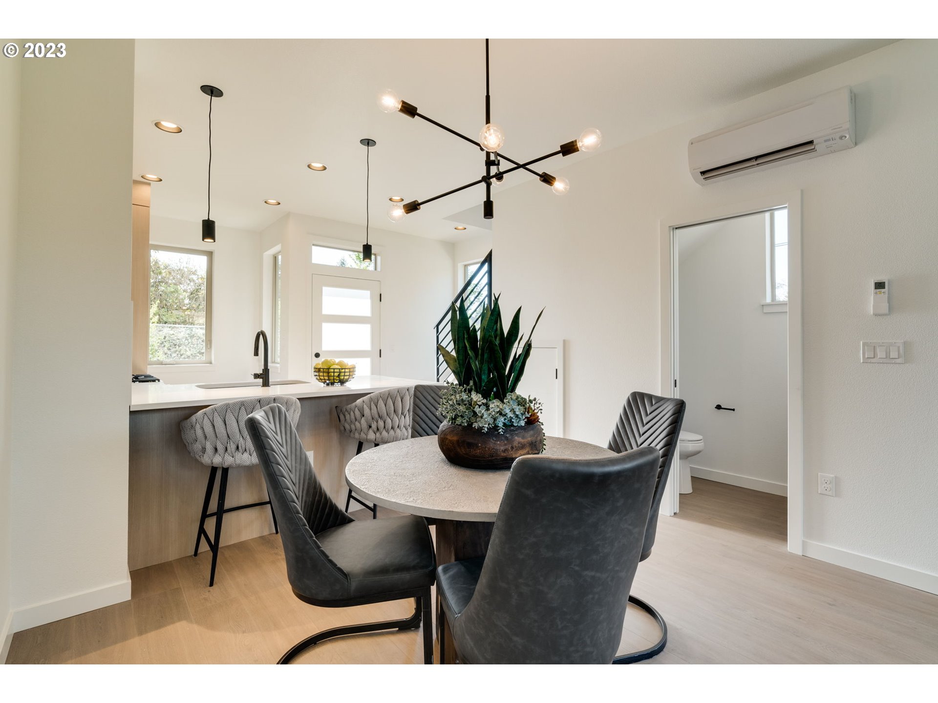 Photo #2: 23083704 Listing 