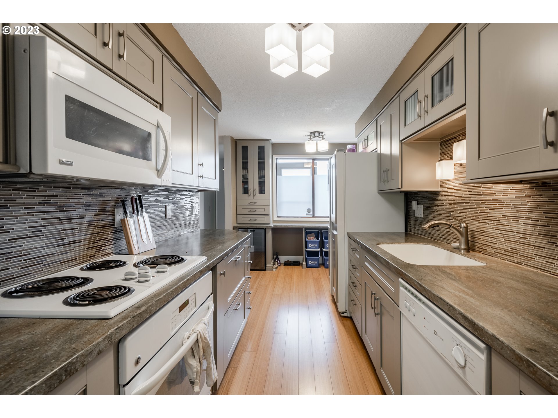 Photo #4: 23103031 Listing 