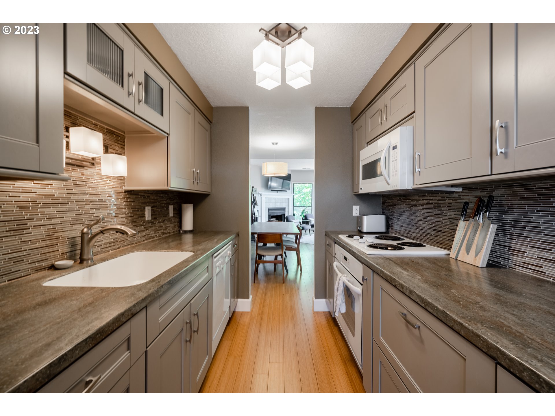 Photo #2: 23103031 Listing 