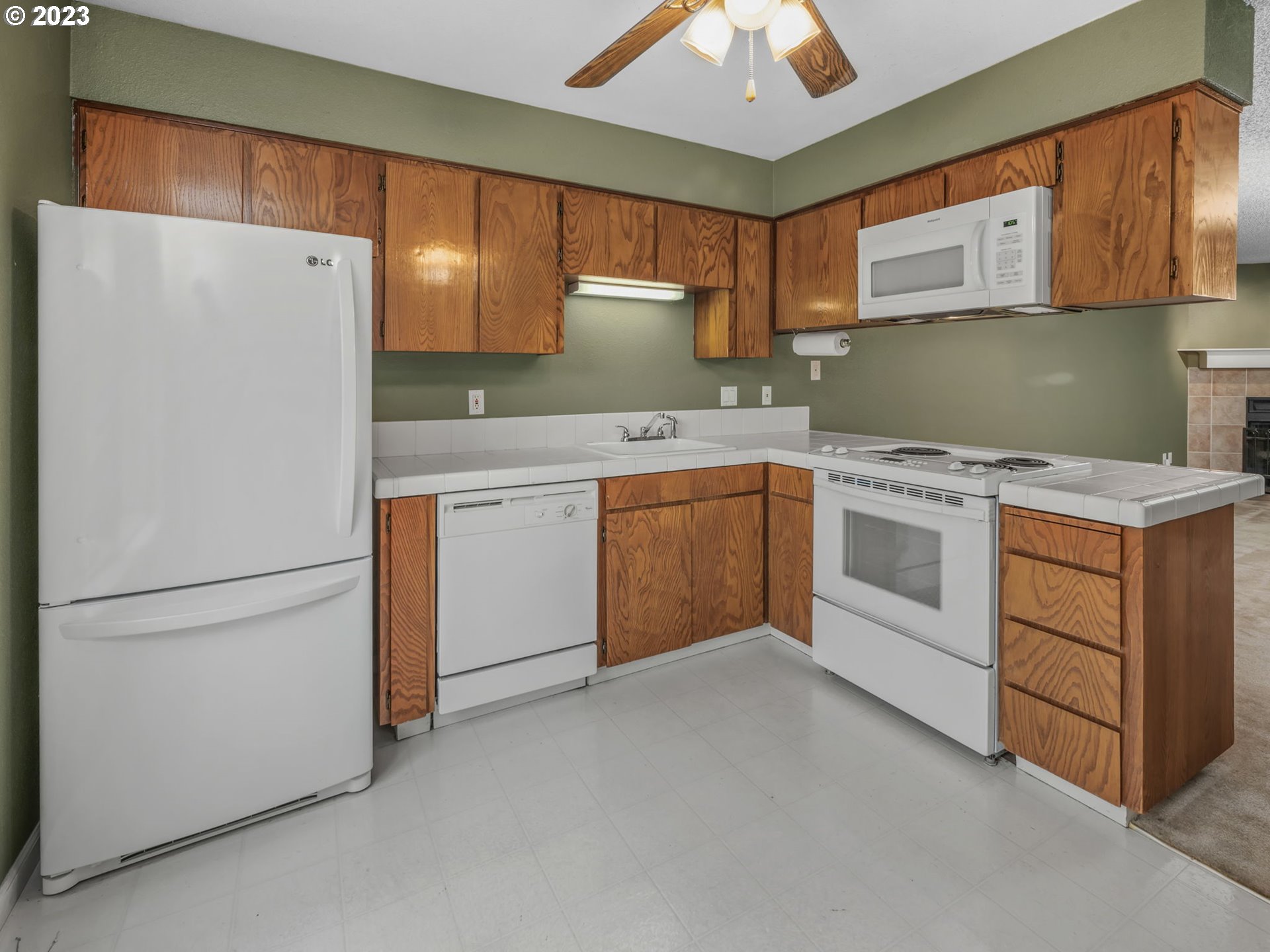 Photo #5: 23107240 Listing 