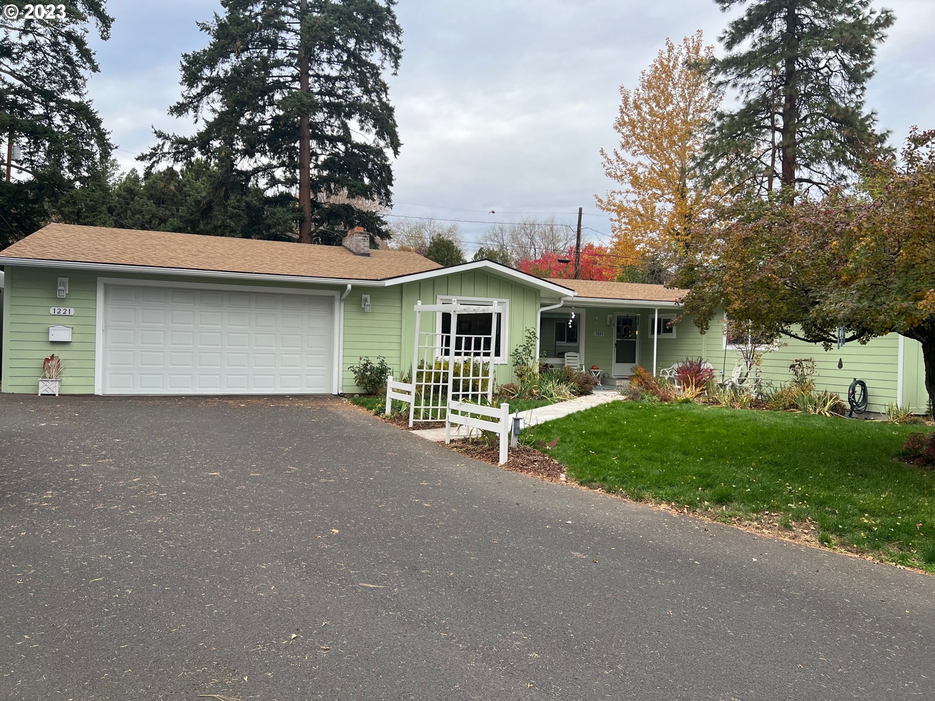 Photo of 1221 BLAKELEY DR The Dalles OR 97058