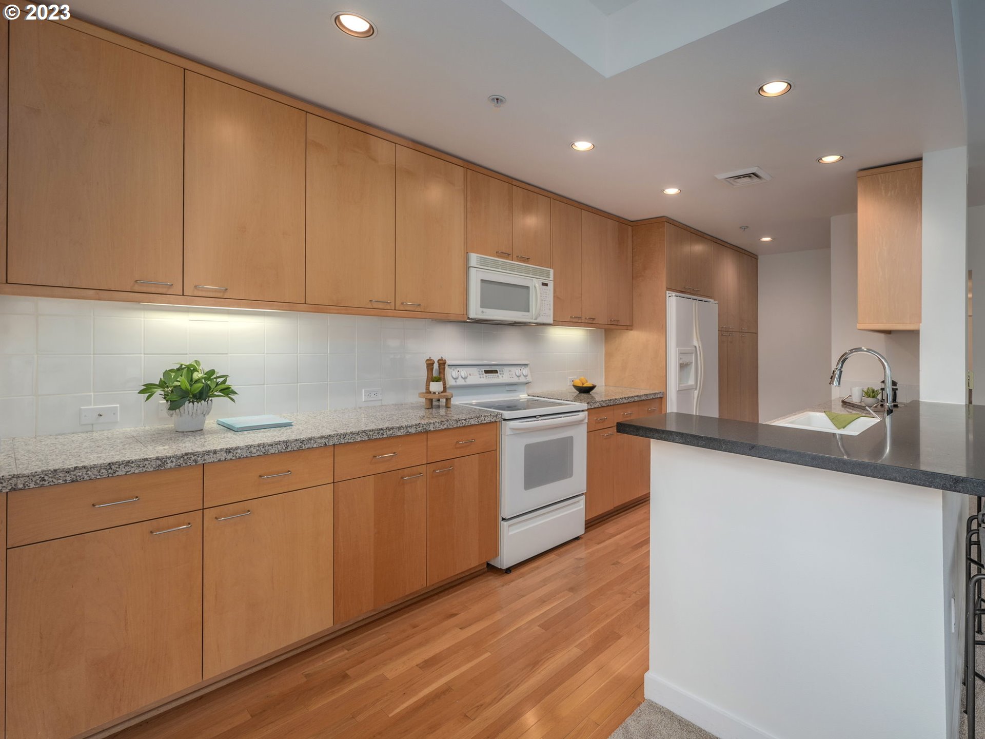 Photo #3: 23110678 Listing 