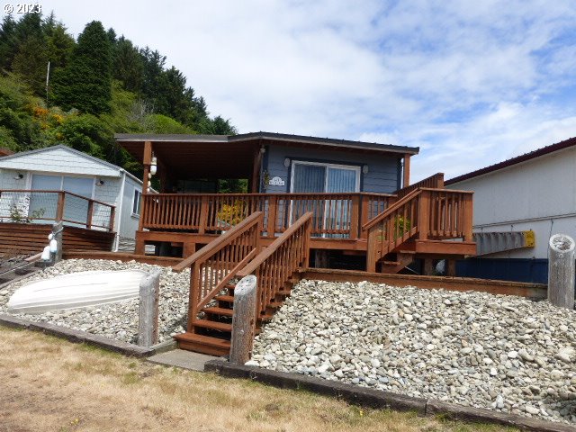 140 RIGGS HILL LN, Winchester Bay, OR 