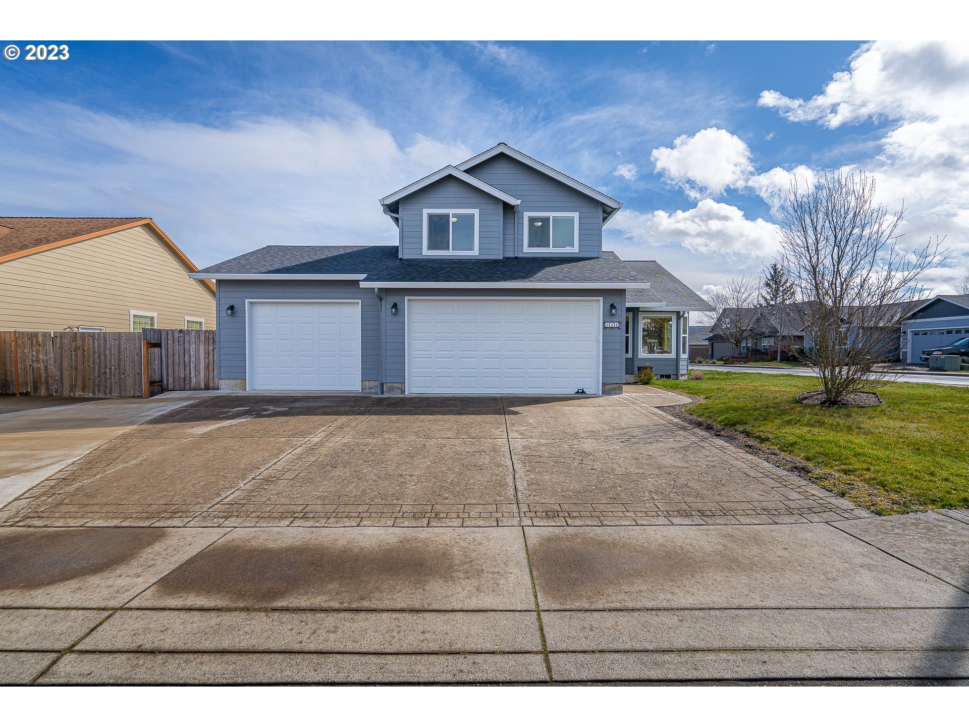 338 CAMRIN LOOP Creswell, Oregon Beautifully maintained home on a large corner lot in a quiet Creswell neighborhood! Large primary suite with full ensuite featuring double sinks. Open concept living room and kitchen, SS appliances, custom cherrywood cabinets! Upstairs bonus room, Hunter Douglas blinds, wired network in all rooms, insulated 3 car garage with roll up access door to backyard and covered patio. Backyard fully fenced with garden beds. Energy efficient whole house heat pump installed Jan. 2022 with new exterior paint in 2022.
