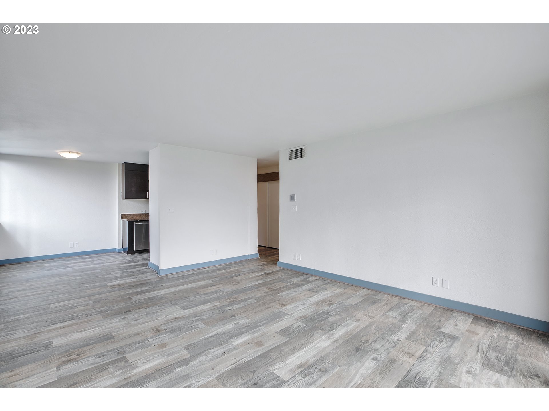 Photo #13: 23158938 Listing 