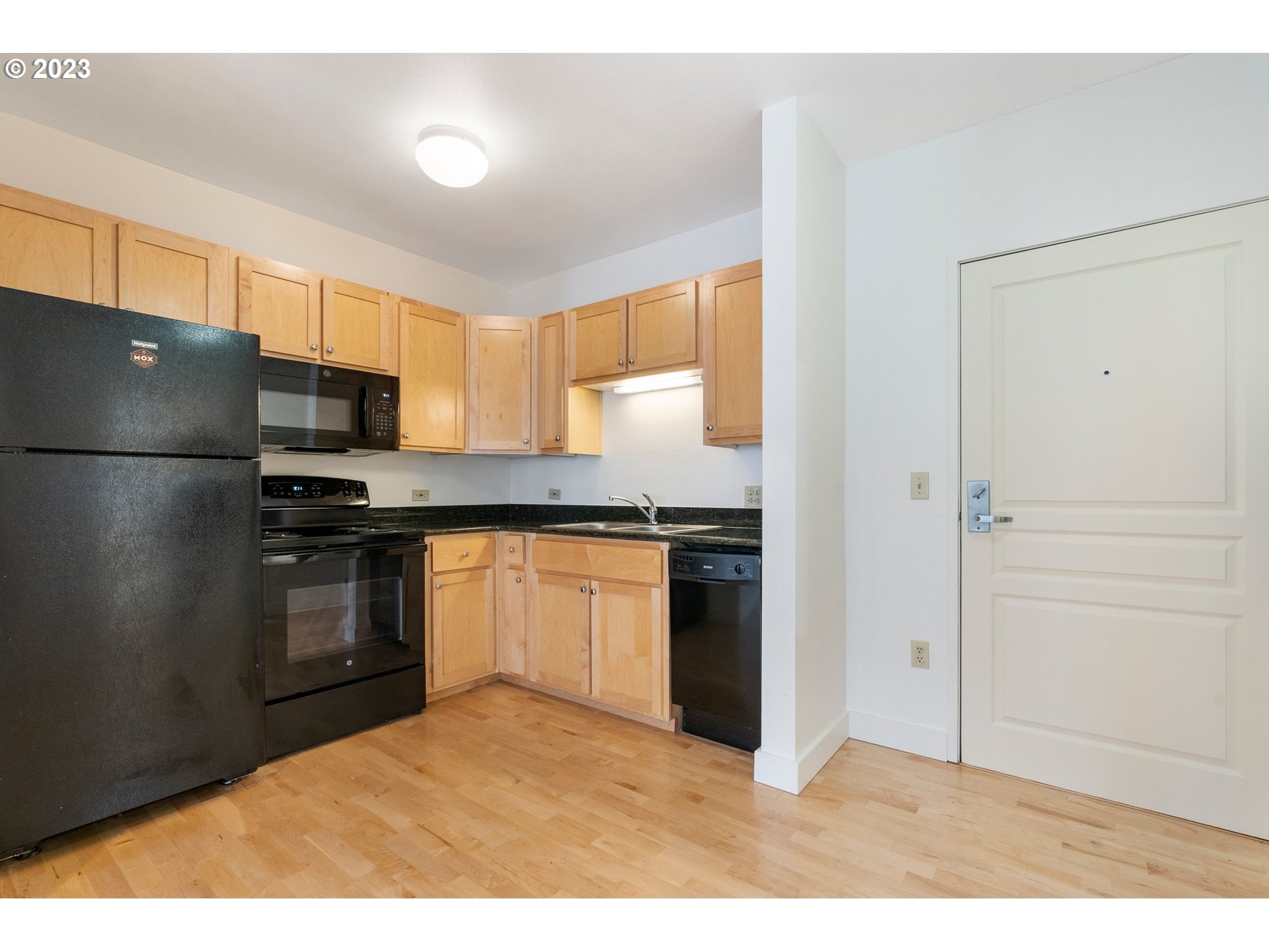 Photo #2: 23177538 Listing 