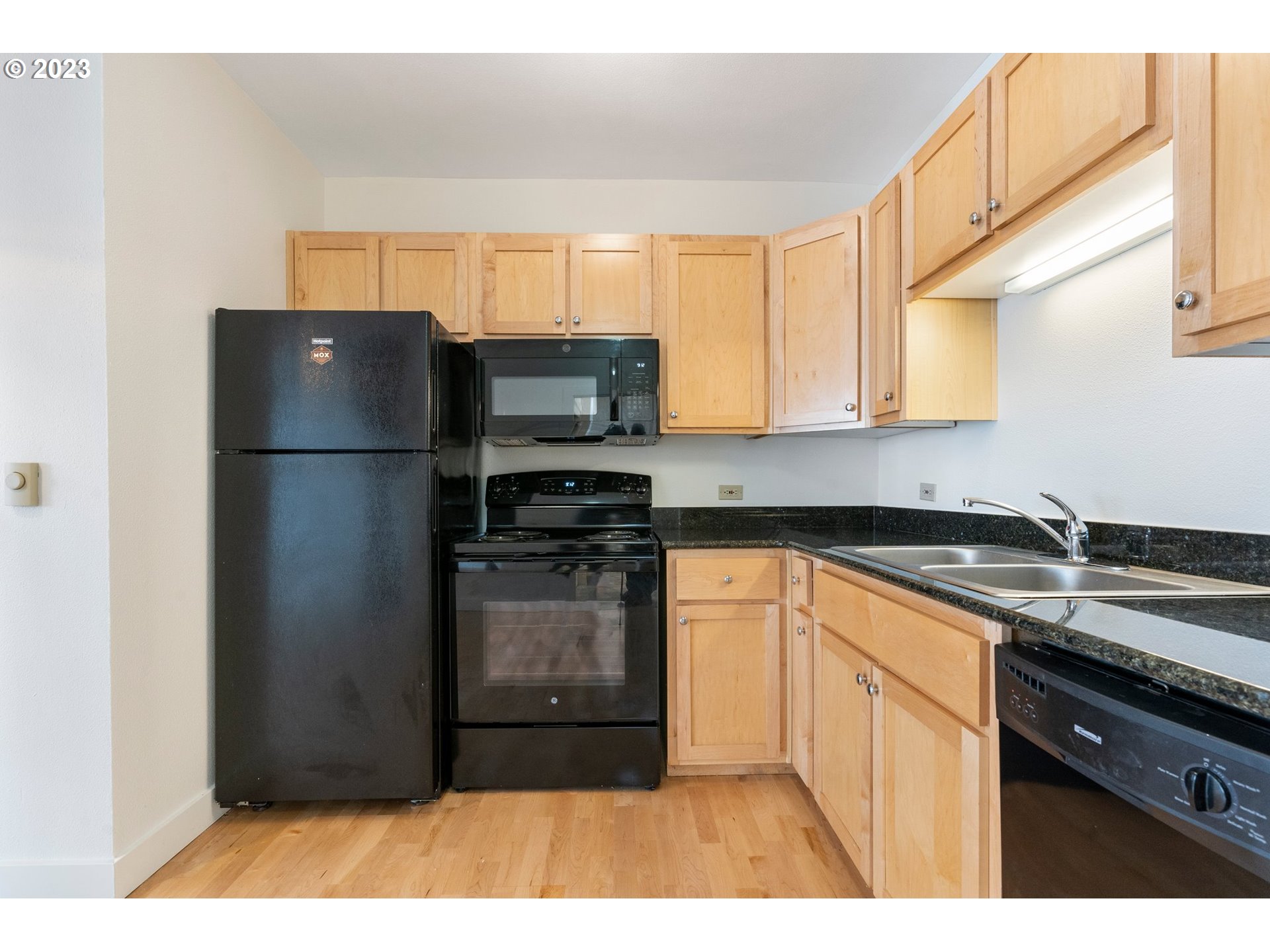 Photo #3: 23177538 Listing 