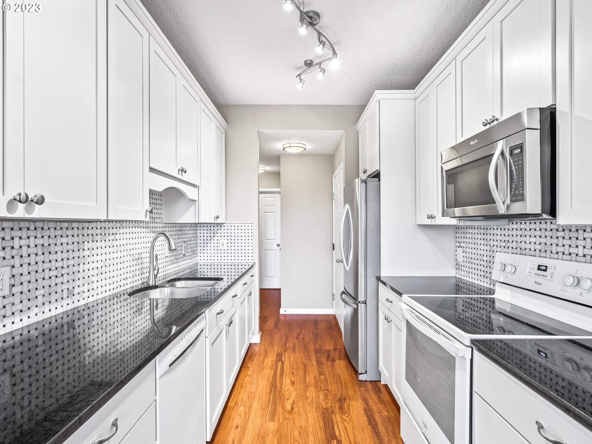Photo #3: 23184068 Listing 