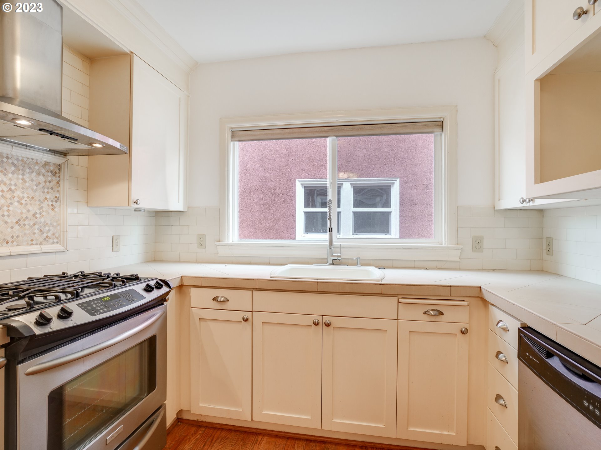 Photo #6: 23188046 Listing 
