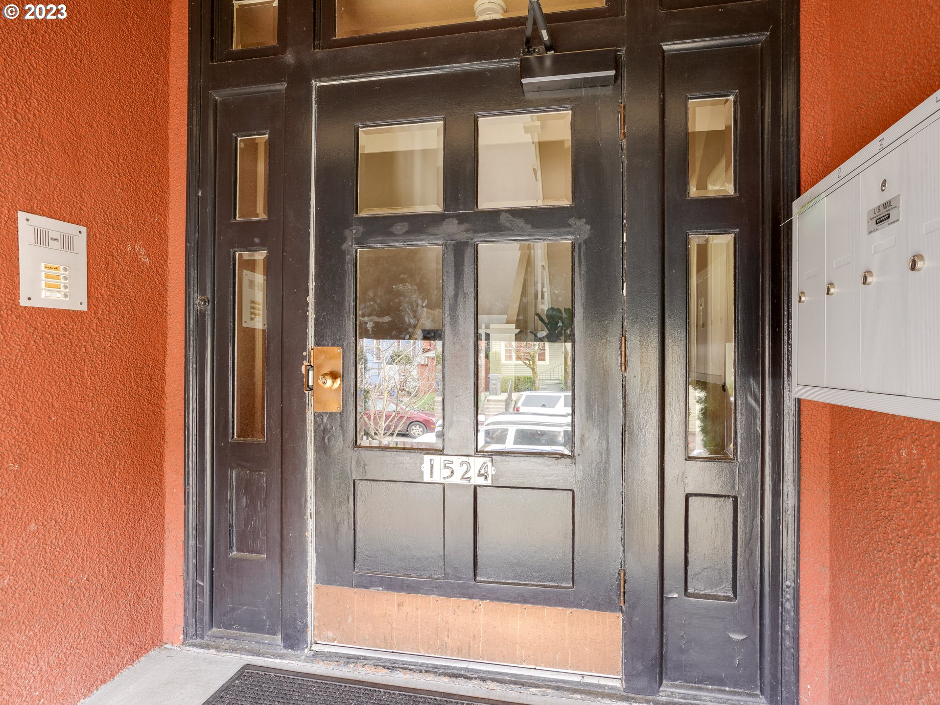 Photo #2 Entrance/Foyer