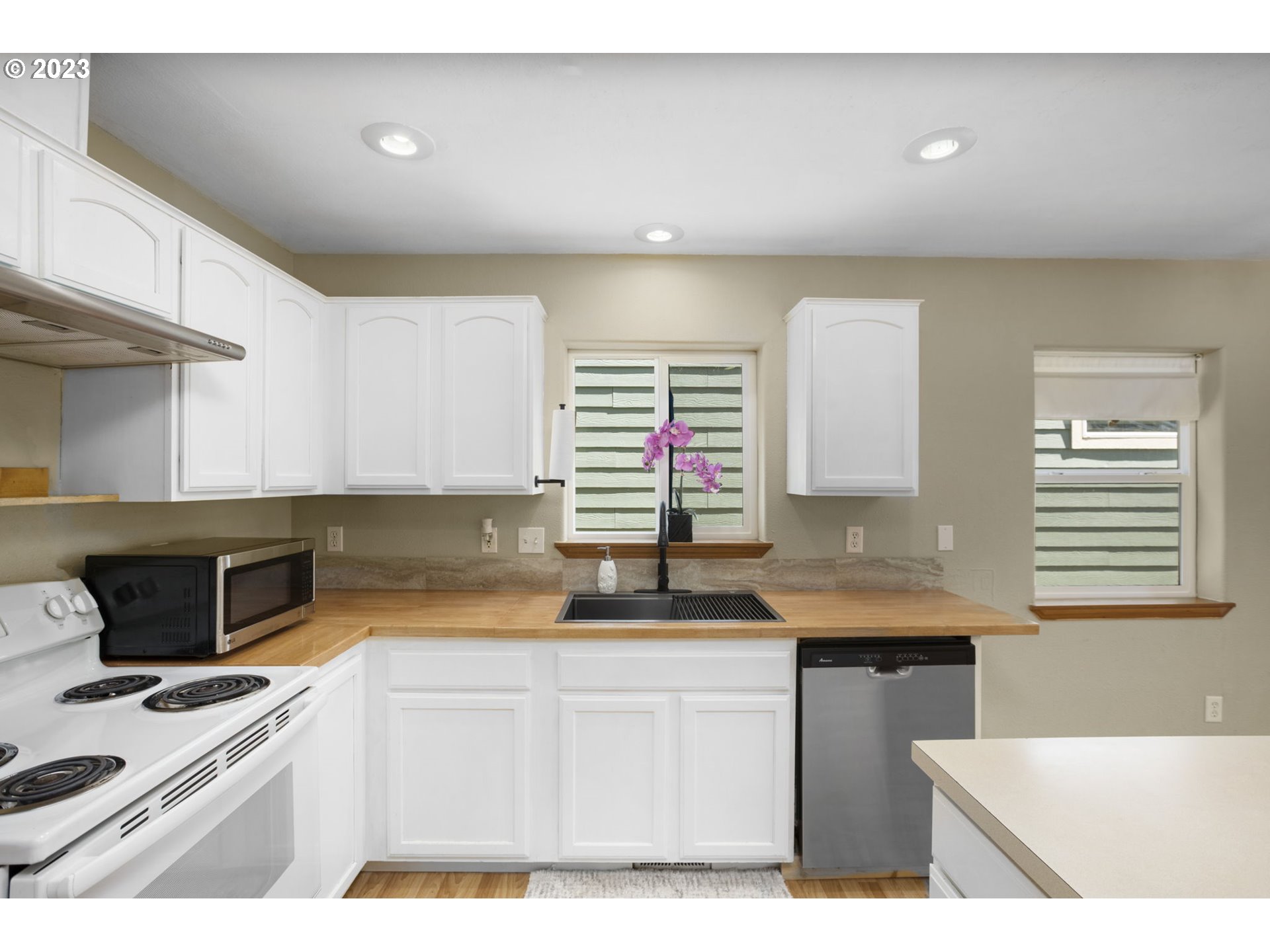 Photo #2: 23235498 Listing 