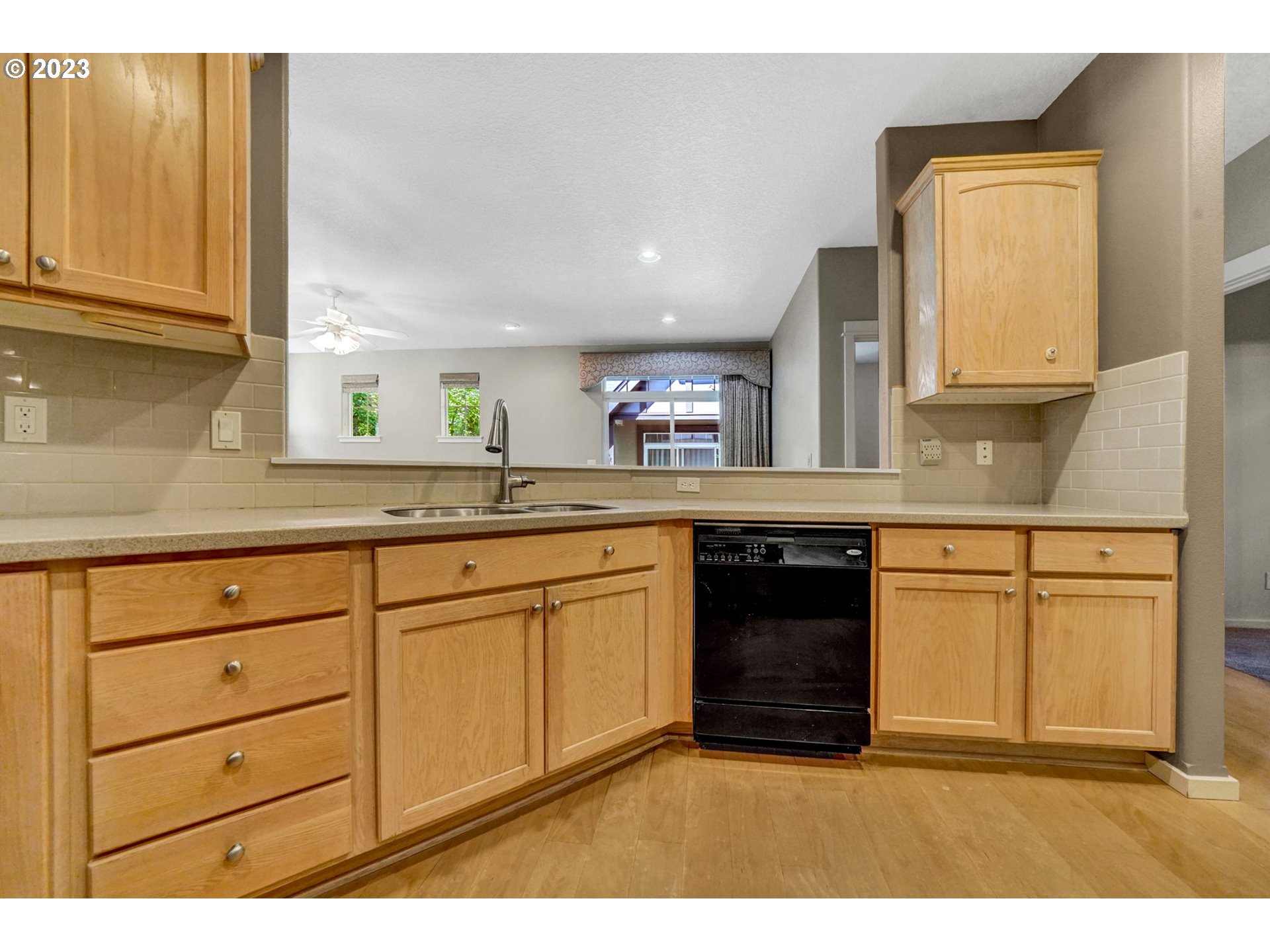 Photo #5: 23253808 Listing 