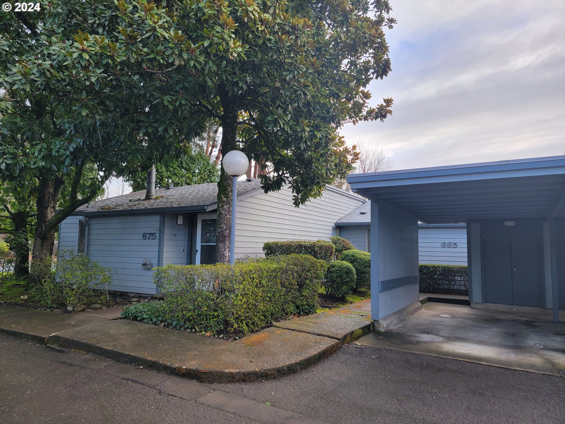 Hard to find single level 2 bedroom condominium in great location. Close to shopping and all conveniences. 3 miles from University of Oregon. Fridge, washer and dryer included.