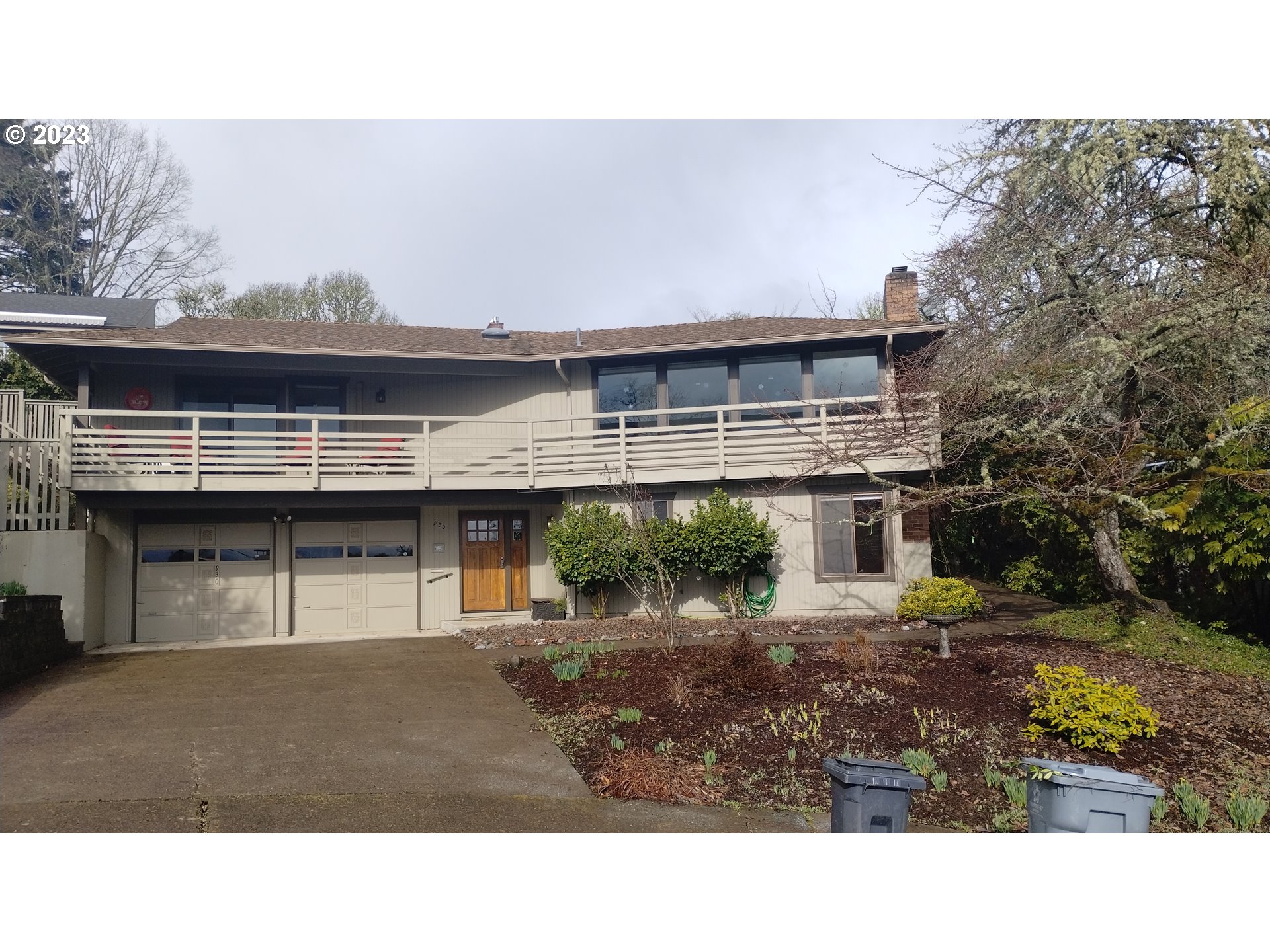 Enjoy views of the city and the Cascades from the spacious deck and large living room of this well maintained home. LR features built-ins and gas fireplace. Primary suite, LR, DR, & kitchen are upstairs, two BR and bath downstairs. One downstairs BR could easily be divided. Landscaped with fruit trees, boysenberries, raspberries, strawberries, and blueberries. New 5x10 storage shed. Located on quiet cul-de-sac less than two miles from OSU.