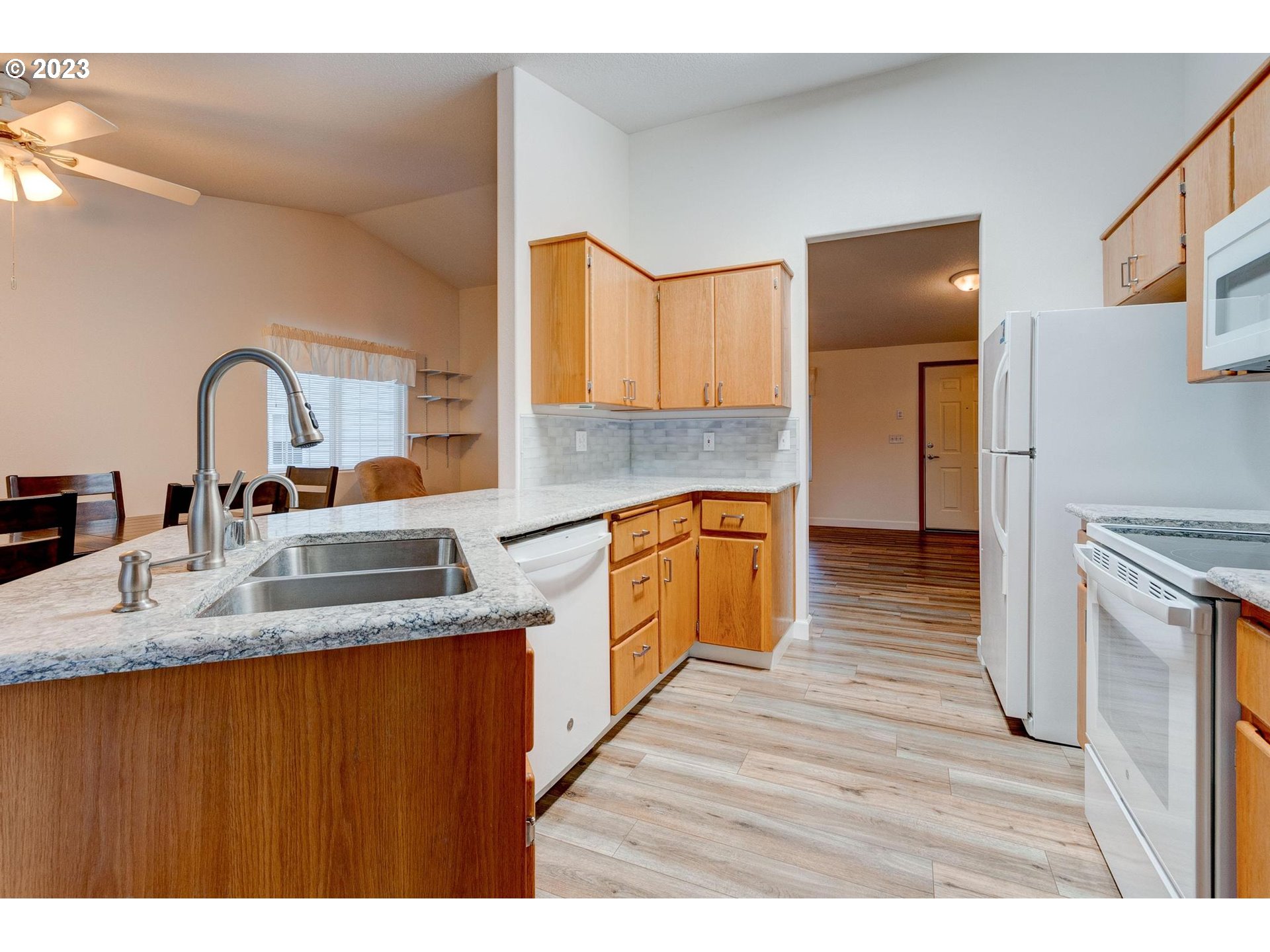 Photo #5: 23300196 Listing 