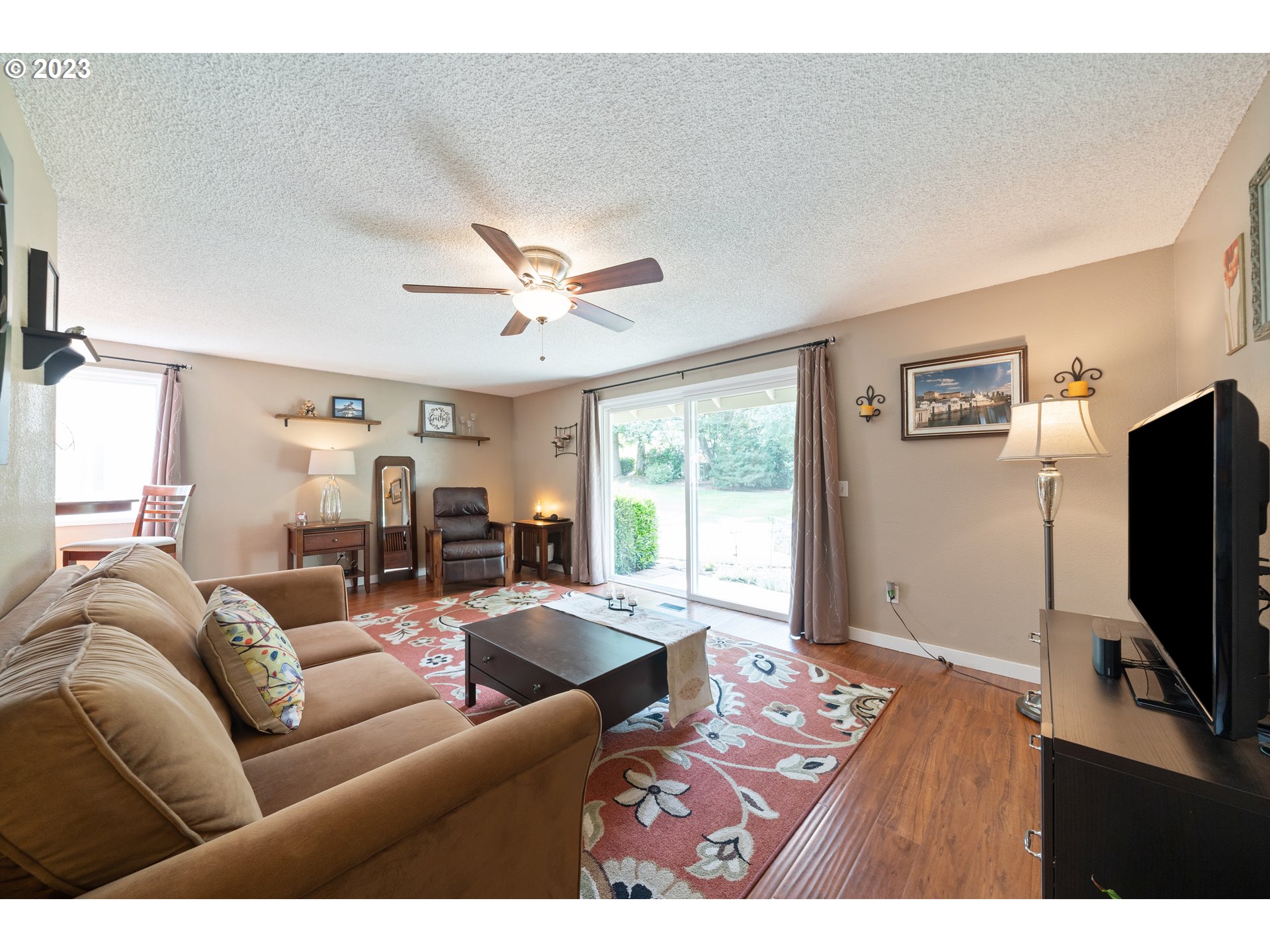 Photo #2: 23317149 Listing 