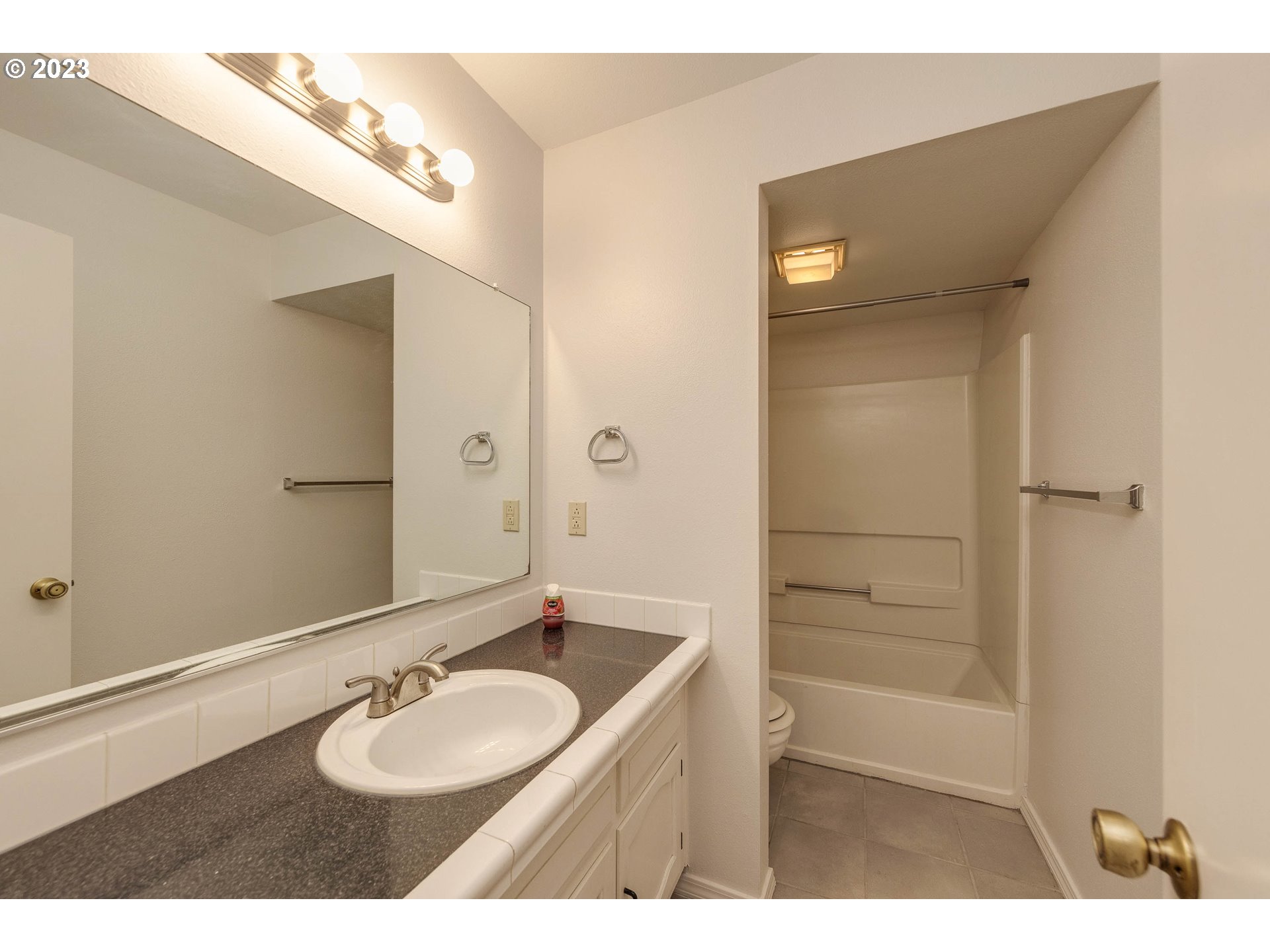 Photo #6: 23317569 Listing 