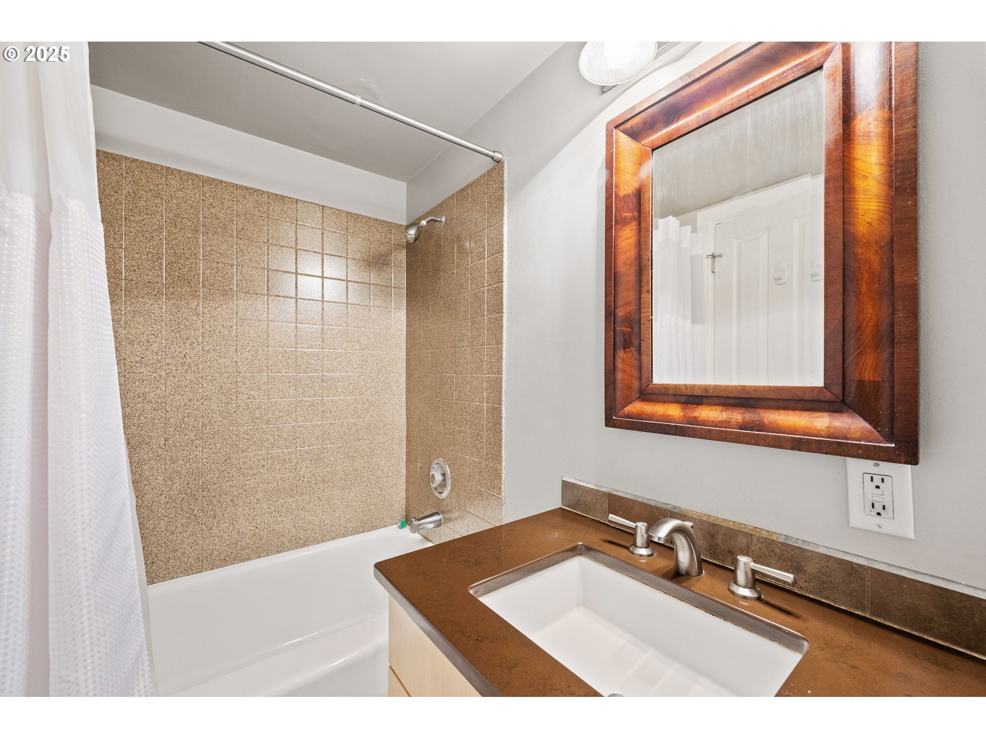 Photo #27: 233235526 Listing: Photo #27