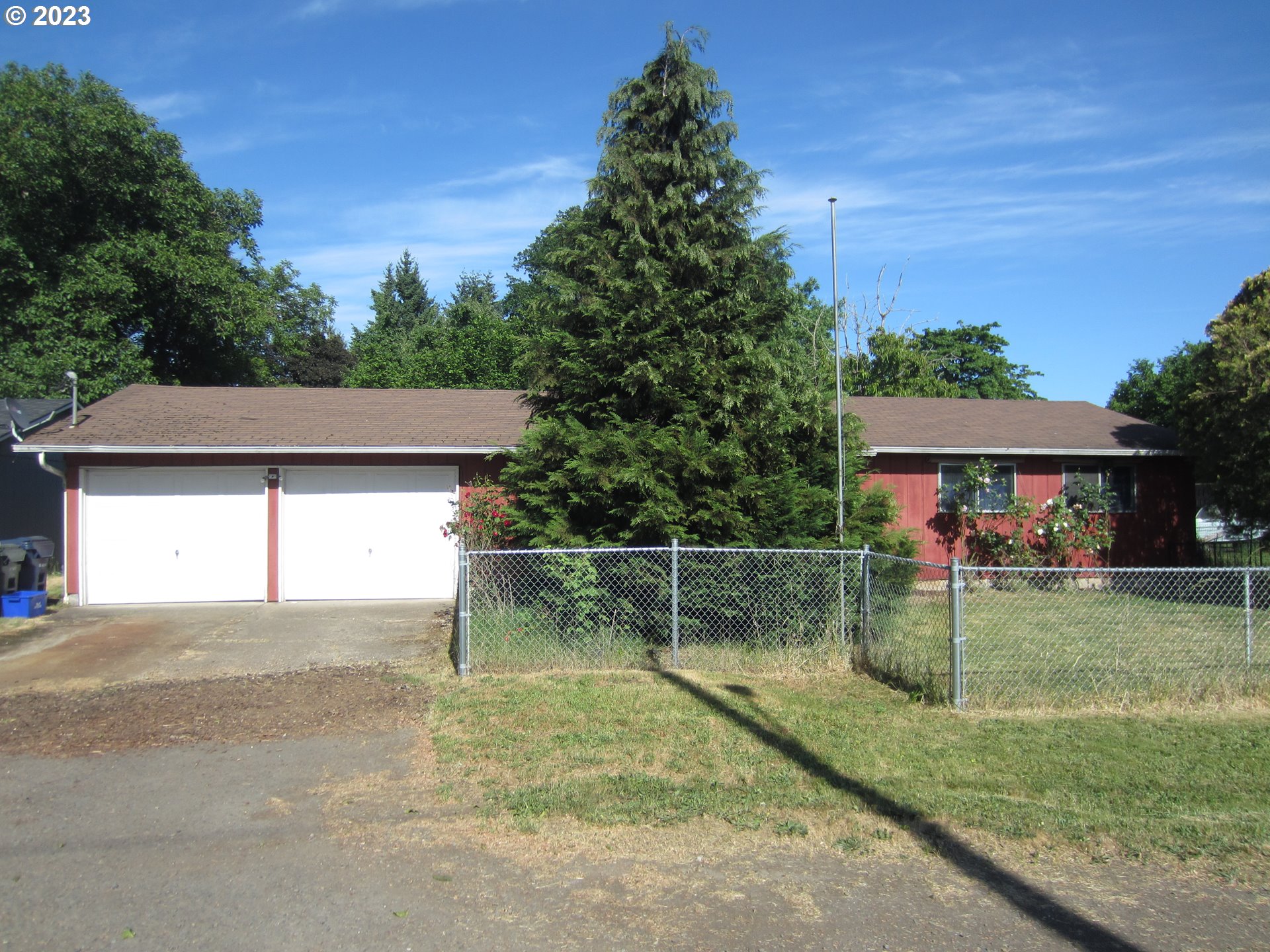 1963 PORT ST Eugene, Oregon Investor Alert! Home offers a spacious living room and dining area. Kitchen has an abundance of storage with eating bar. Large 2 car garage with laundry area. A great opportunity in a wonderful neighborhood on a quiet dead end street.