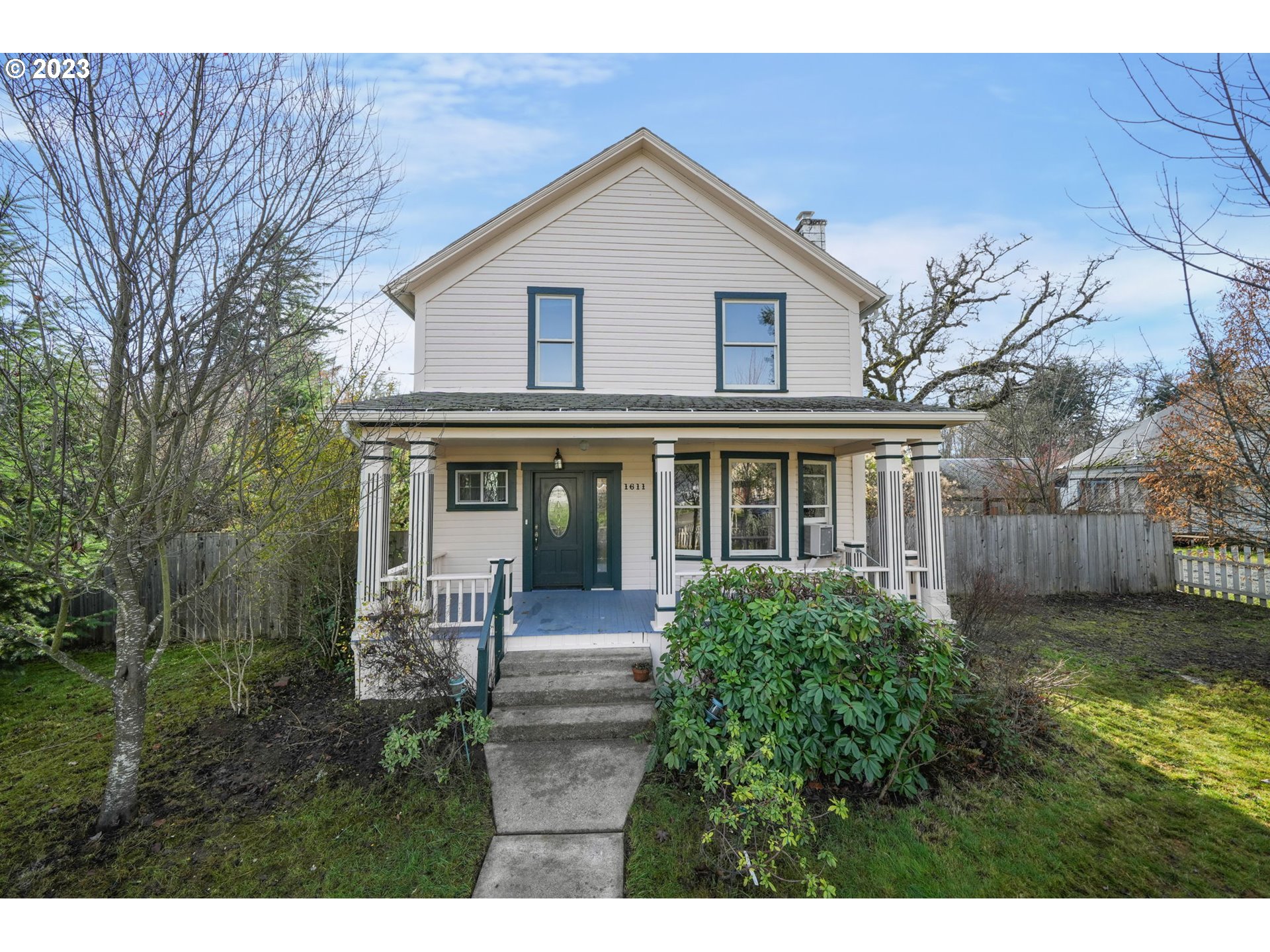 1611 W MAIN ST, Cottage Grove, OR 