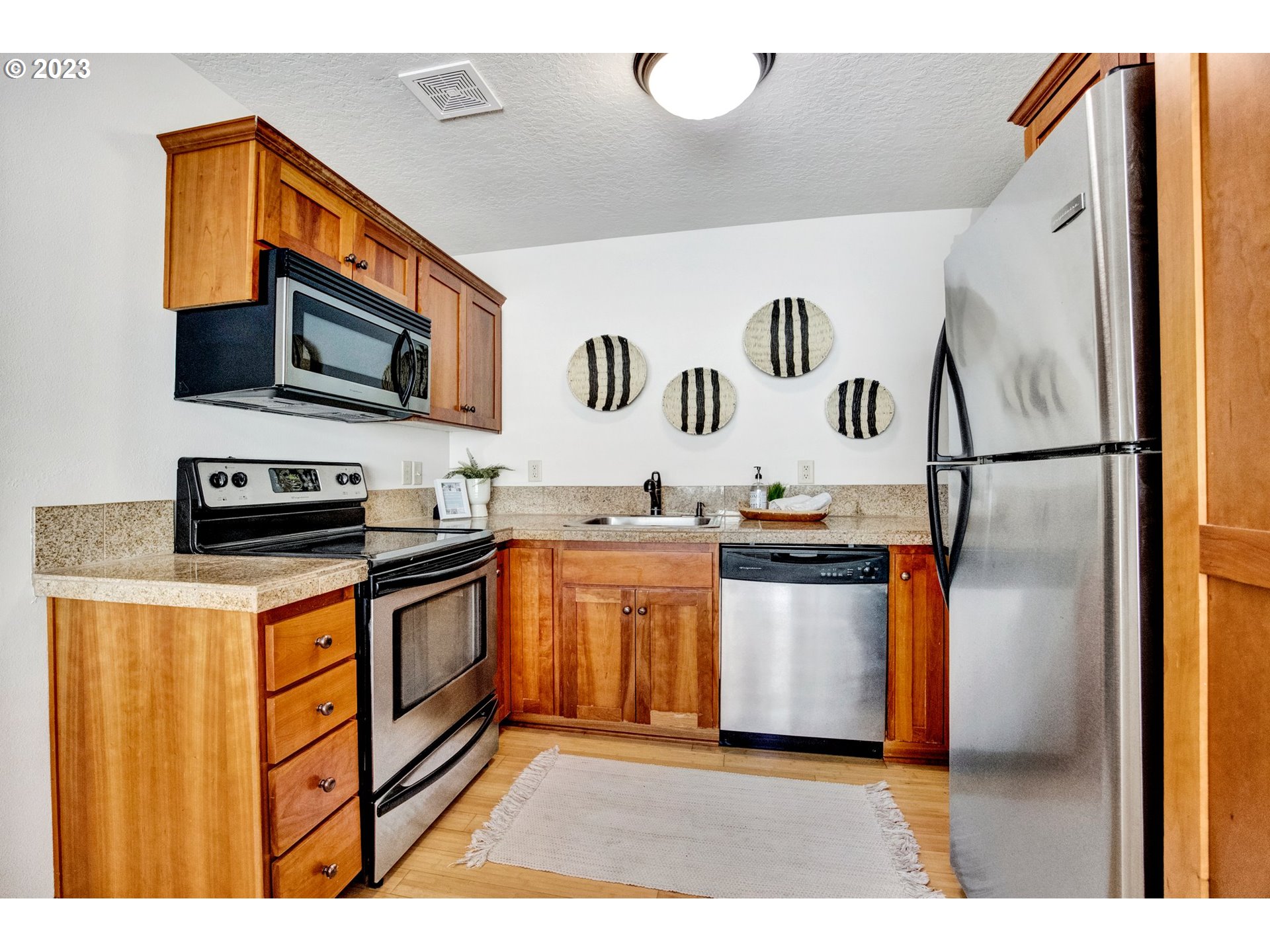 Photo #5: 23348335 Listing 