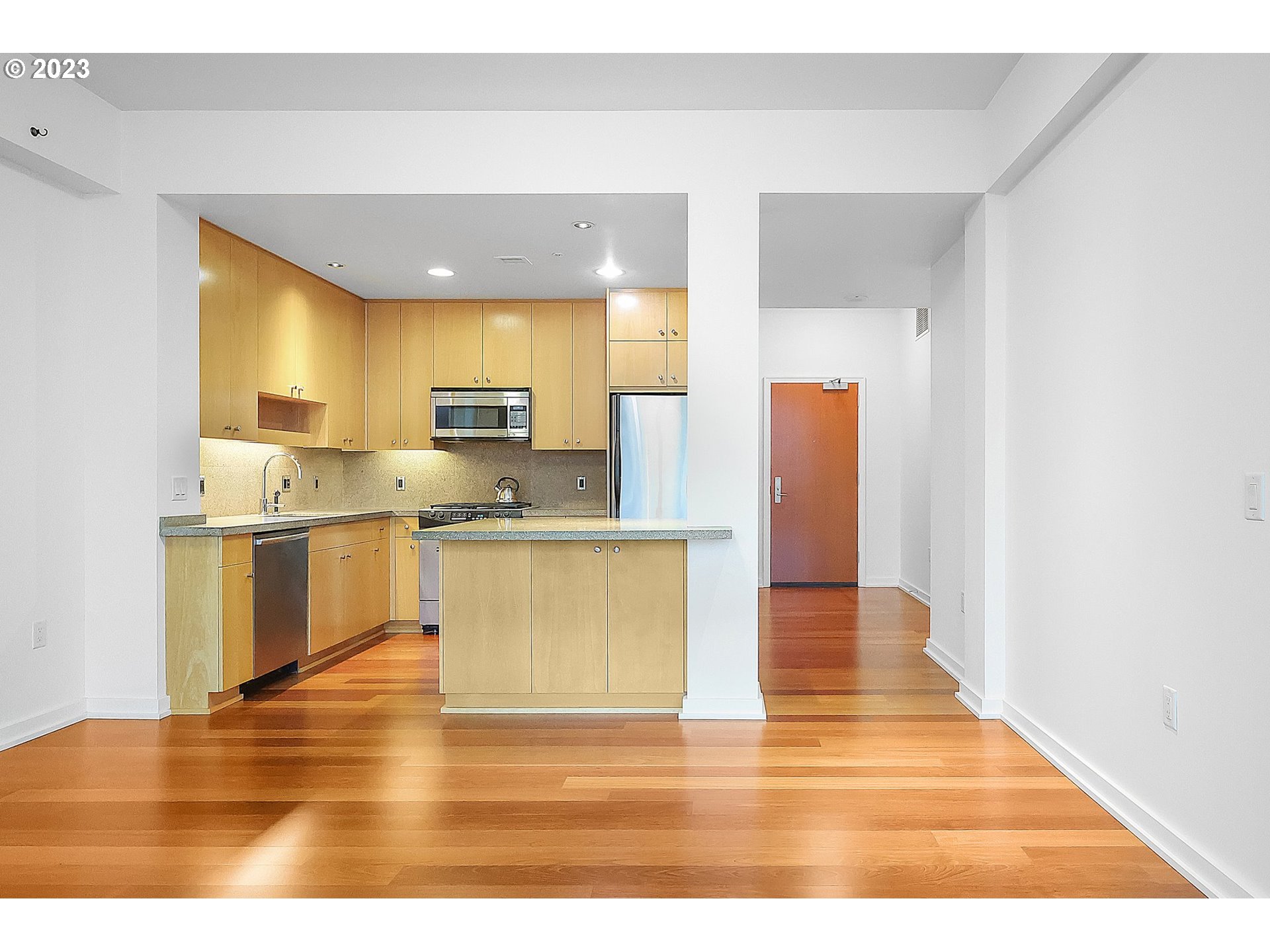 Photo #3: 23351378 Listing 