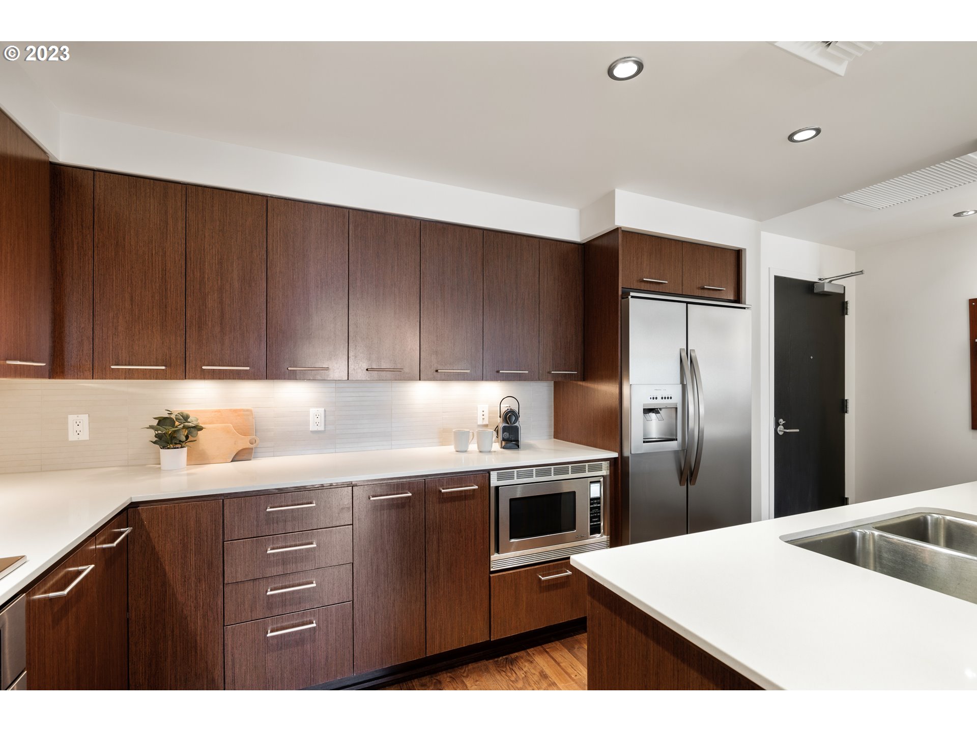 Photo #6: 23355917 Listing 