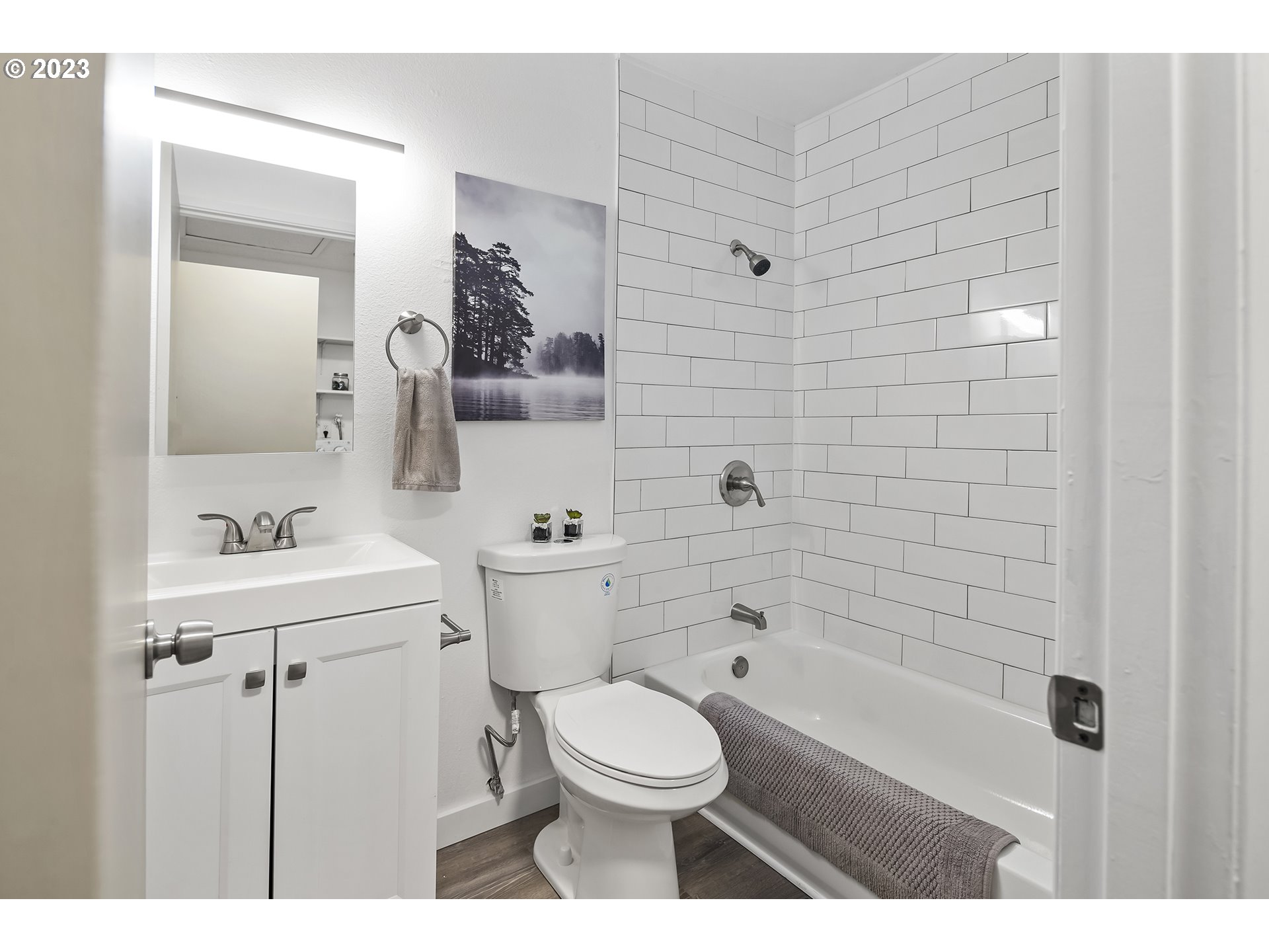 Photo #2: 23356467 Listing 