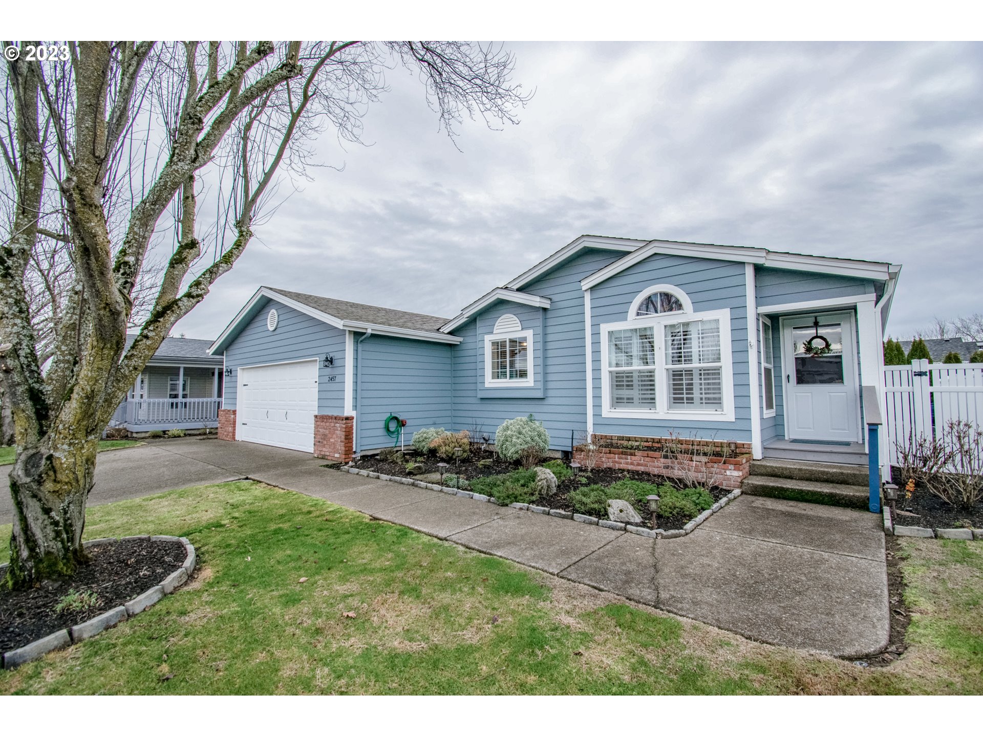 2457 NORTHAMPTON RD Eugene, Oregon Enjoy sought after gated 55+ community at Gainsborough in this exquisitively remodeled & updated 1998 Fleetwood manufactured home! Immaculate open floor plan features new laminate plank flooring, vaulted ceils, exposed wood beams, crown molding, electric fireplace, new upgraded appliances & pulls, beautifully updated baths, spacious primary suite & new paint in & out! Kitchen also offers a skylight, pantry, coffee bar & wood cabs. Fully fenced landscaped yard w/covered patio, shed & sprinklers!