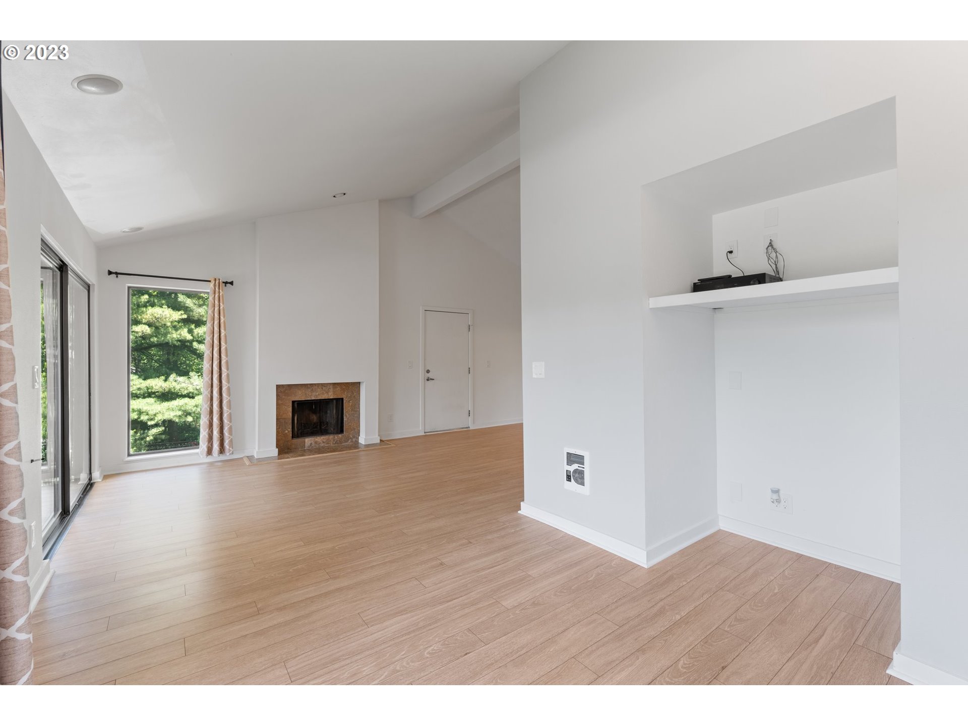 Photo #5: 23415358 Listing 