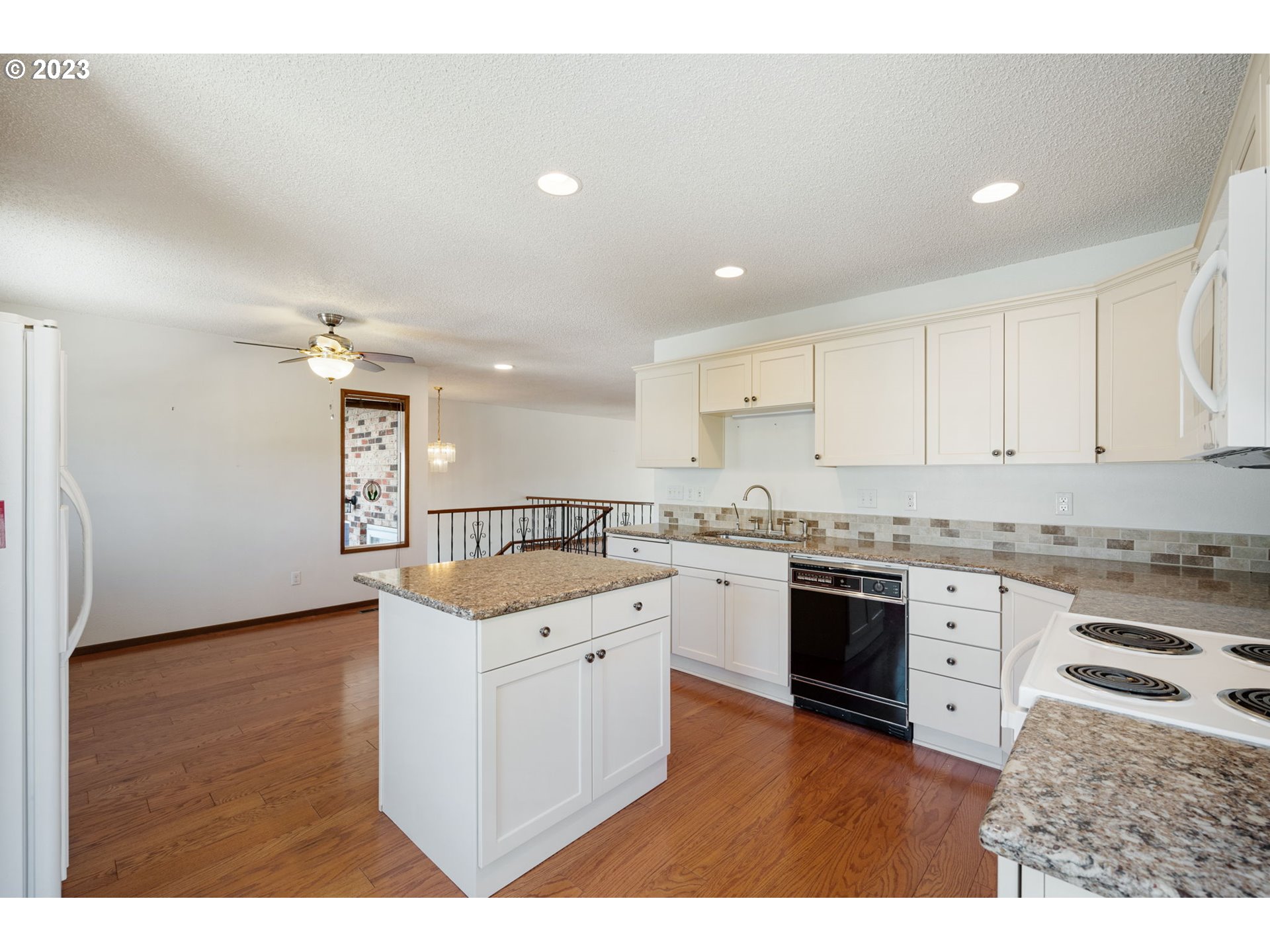 Photo #6: 23416126 Listing 