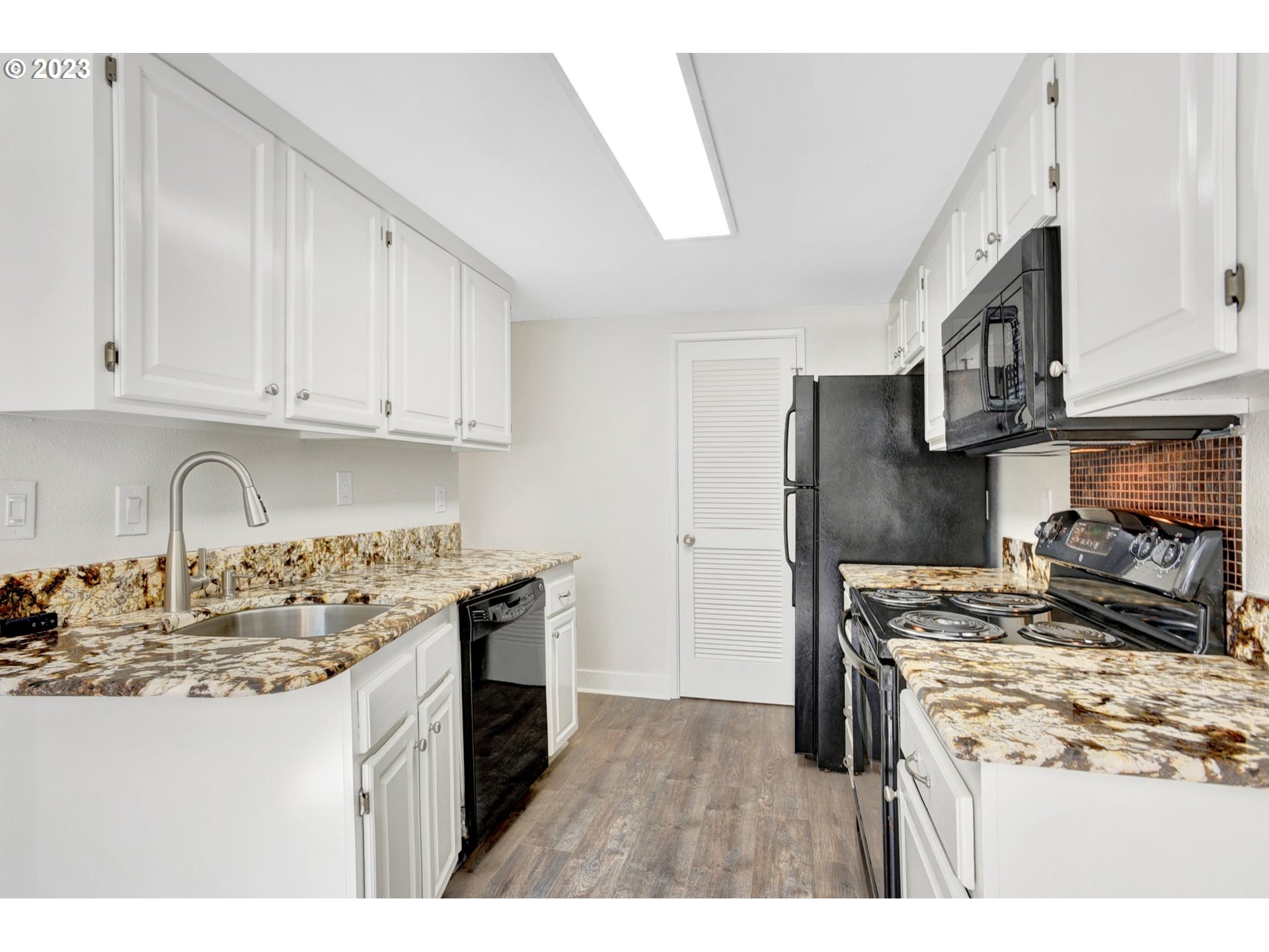 Photo #5: 23419329 Listing 