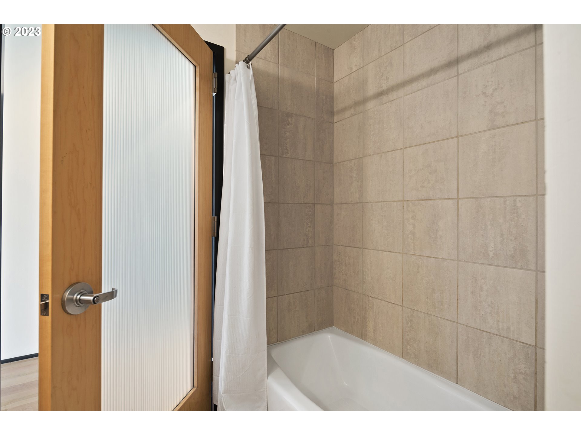 Photo #5: 23420350 Listing 