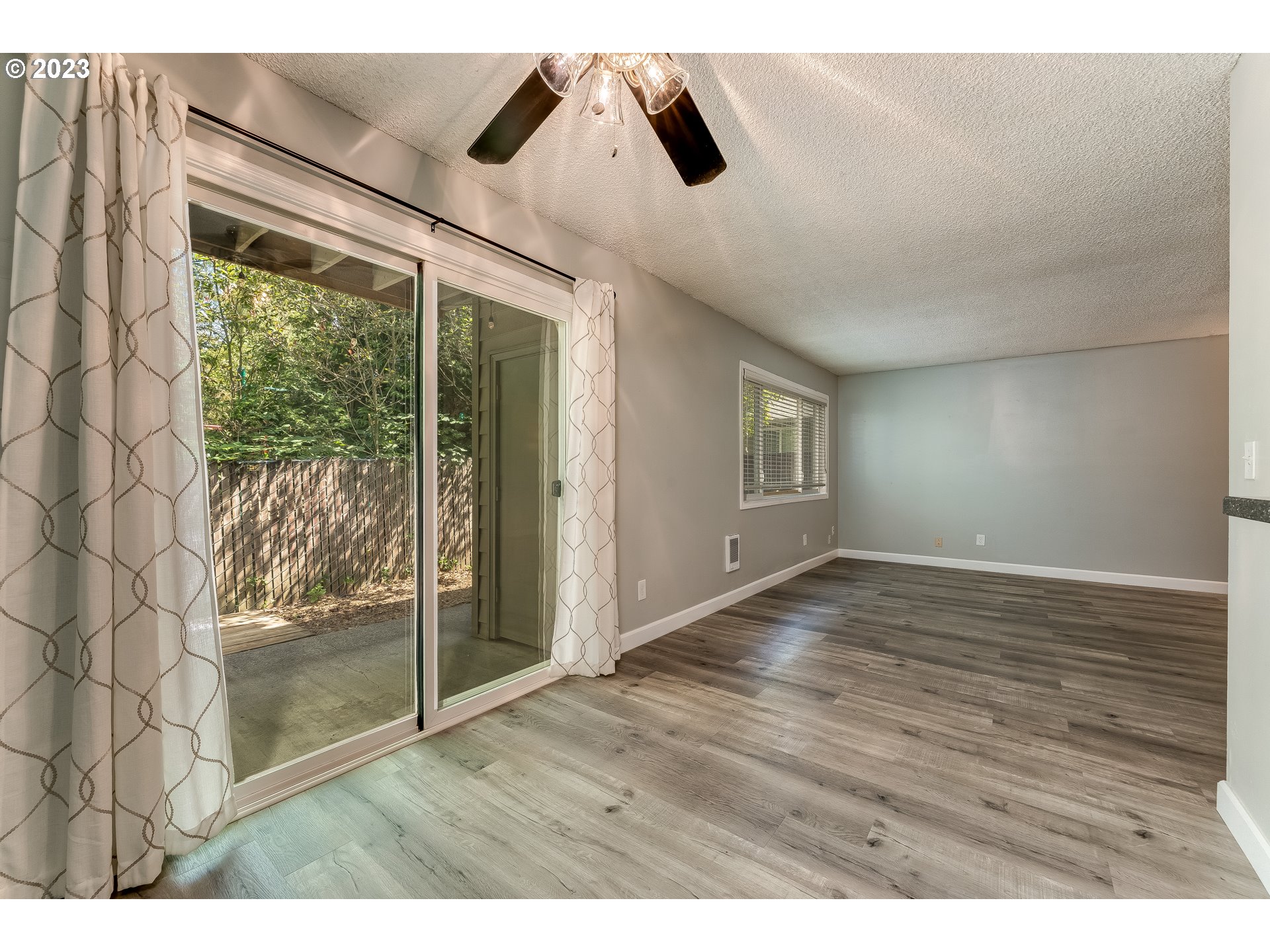 Photo #5: 23427998 Listing 