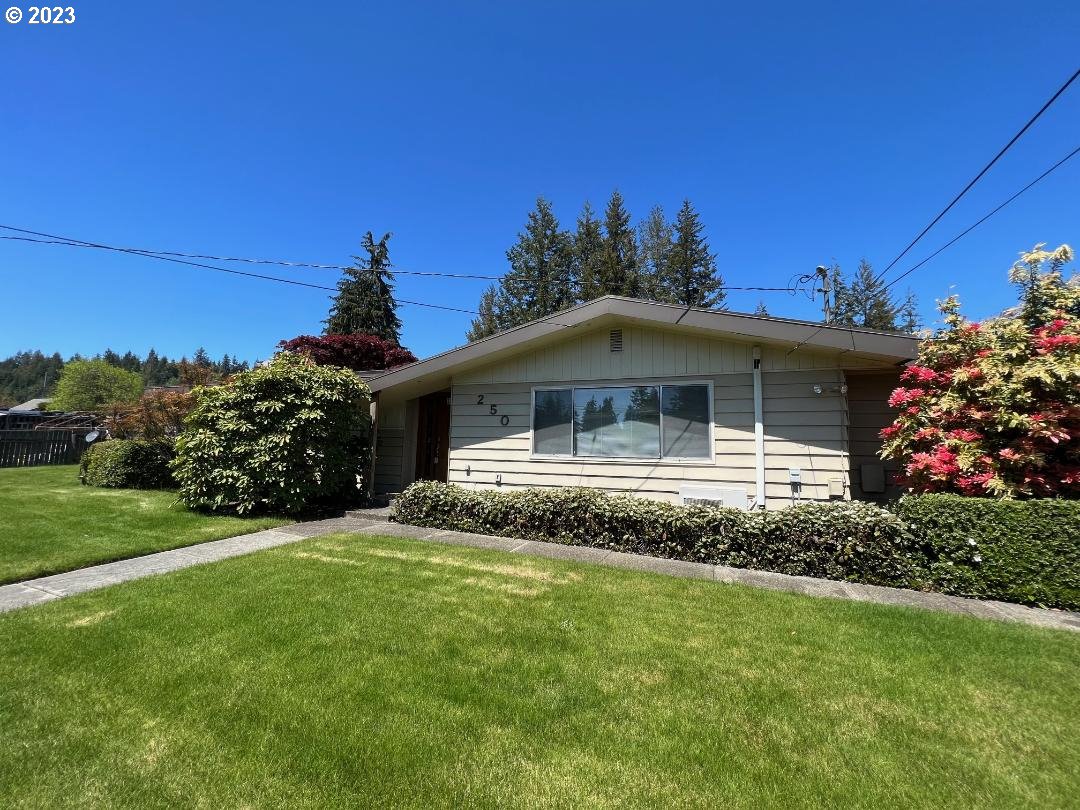 250 W 17TH ST, Coquille, OR 97423