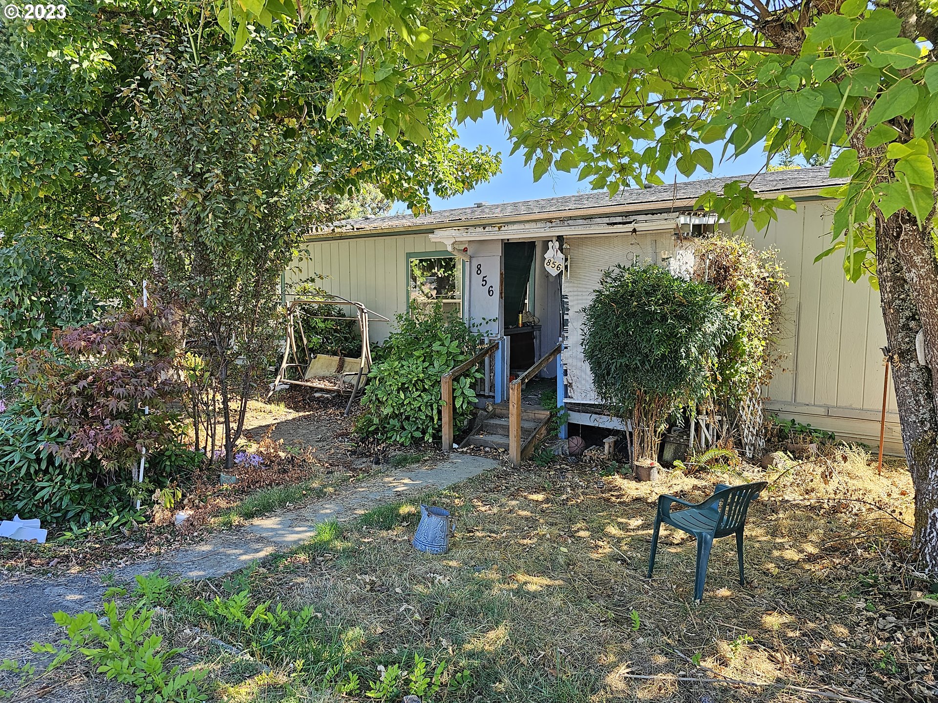 INVESTOR ALERT!This 3 bedroom, 2 bath manufactured home is a fixer on a level lot in the heart of Sutherlin. Fenced backyard has great potential for peace and privacy. Home is located on a dead-end street just minutes away from schools and shopping. Bring this home back to life as an investment property or for owner occupancy. Being sold AS-IS. New roof was installed in 2018.